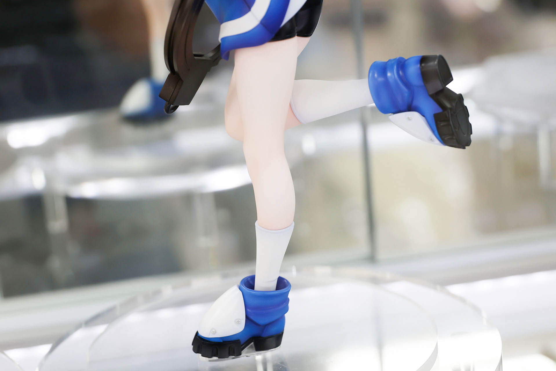 厚底でゴツイデザインのシューズも特徴のひとつだ