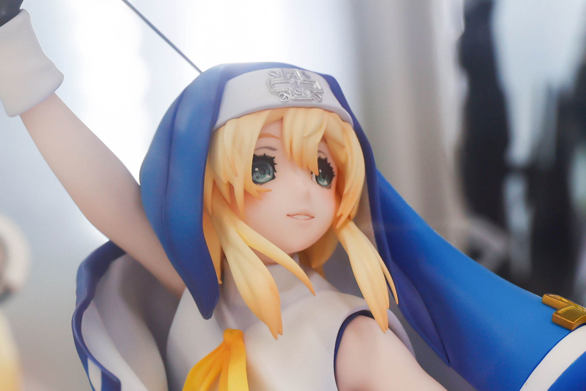 青いベールがよく似合う