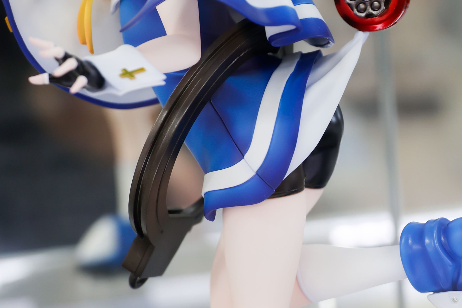 腰にはおなじみの手錠を身につけている