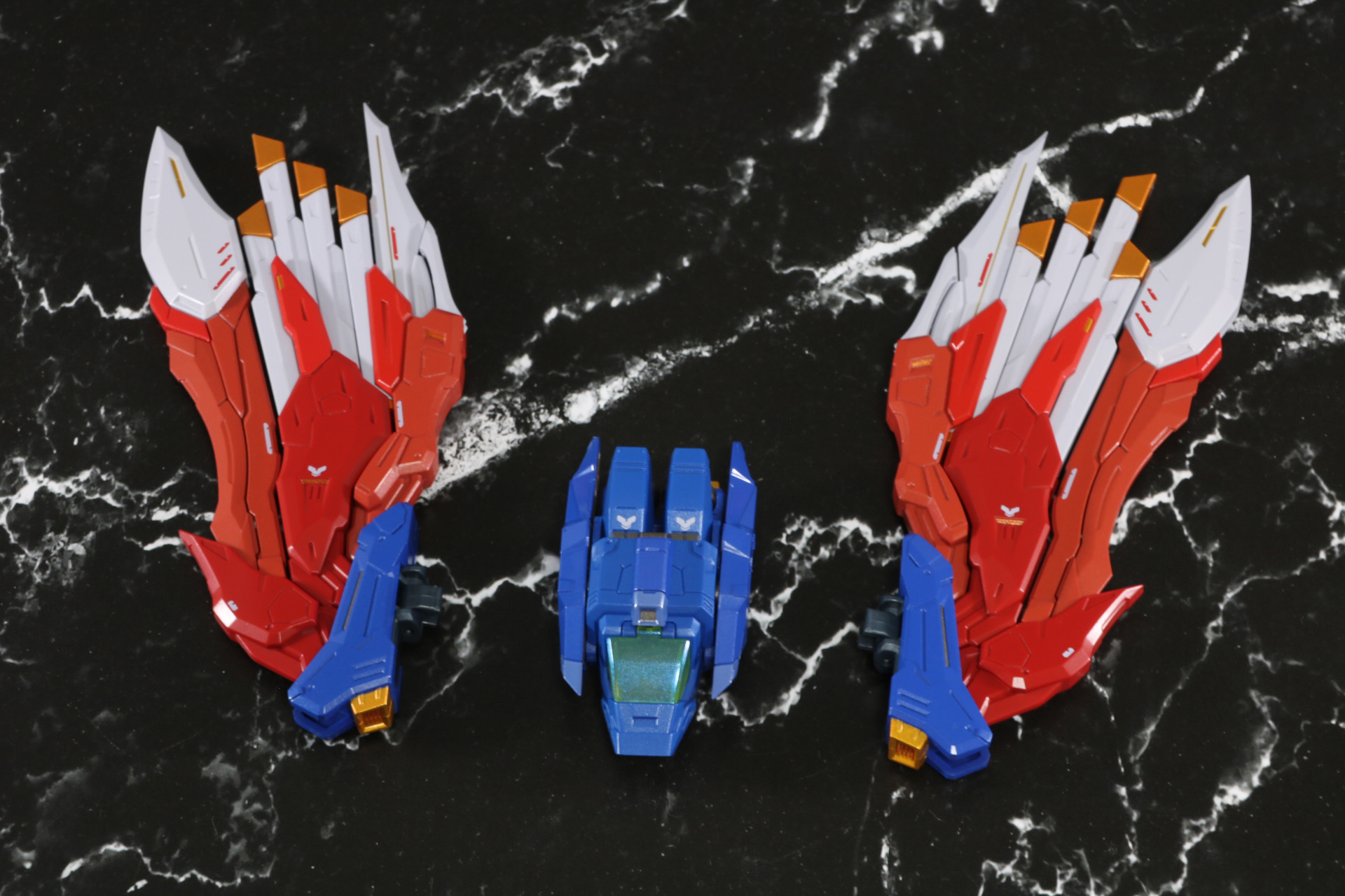 ゴッドガンダム弐換装用ウィングに差し替えることで新型コアランダーにすることができる