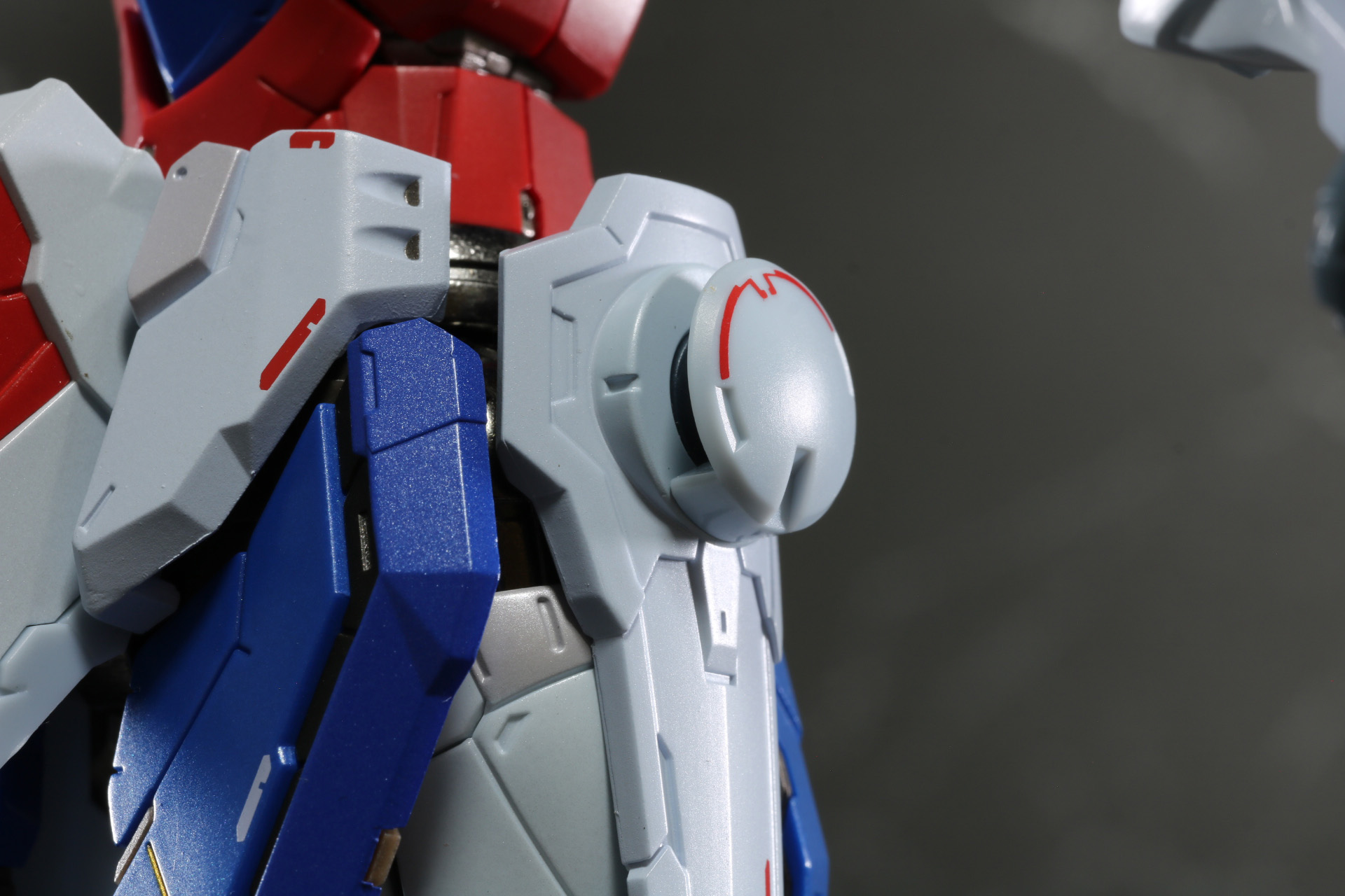 サイドスカートにゴッドスラッシュの柄を装着