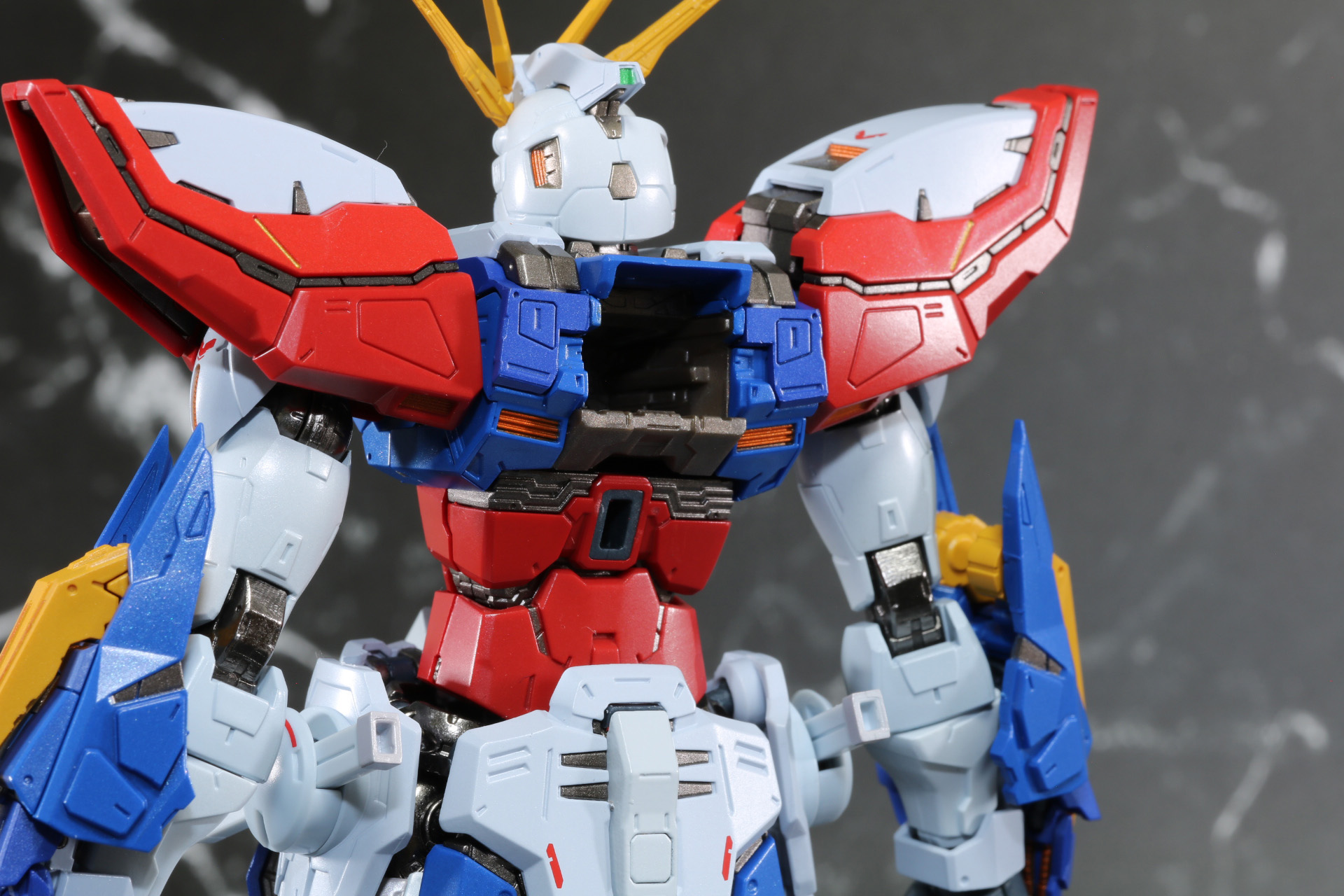 フィギュア本体の背面にコアランダーを接続