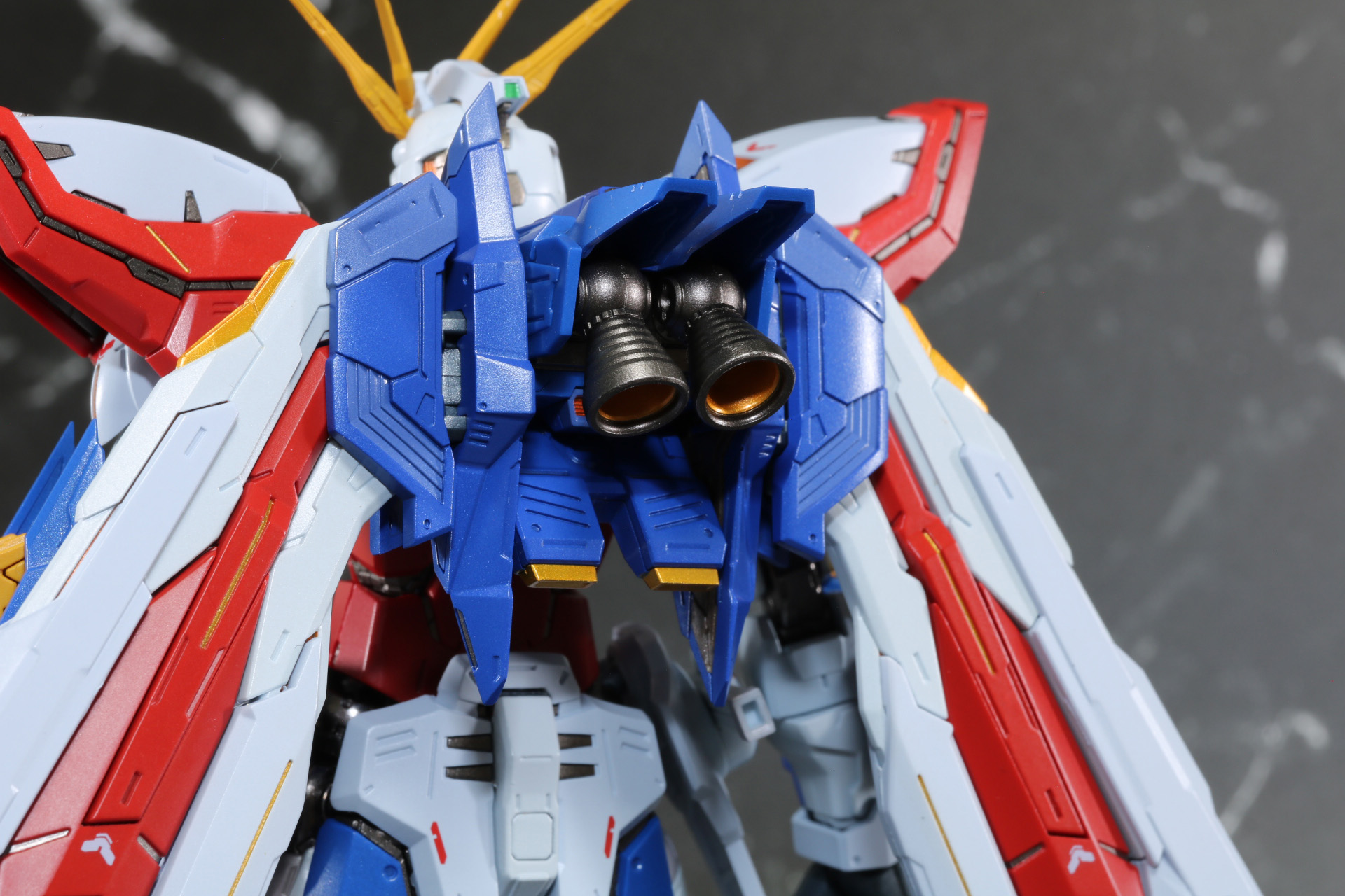 フィギュア本体の背面にコアランダーを接続