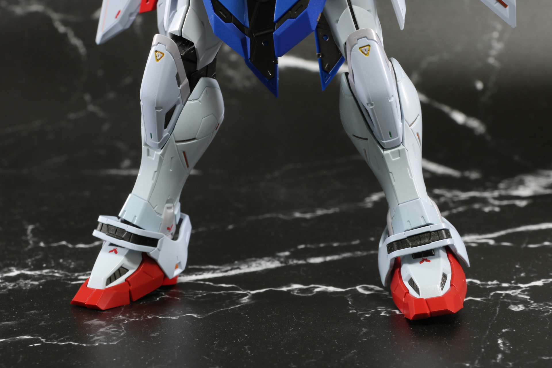 脚部。脹脛の丸みや装甲のパネルラインも細かく造形されている