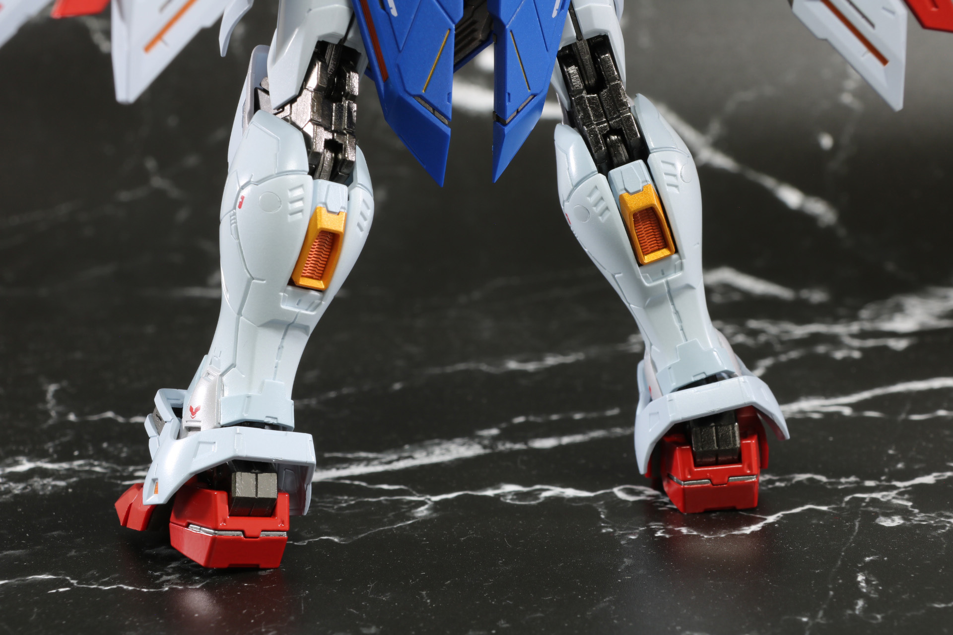 脚部裏。脹脛のスラスターや膝関節のダイキャストと重厚感抜群