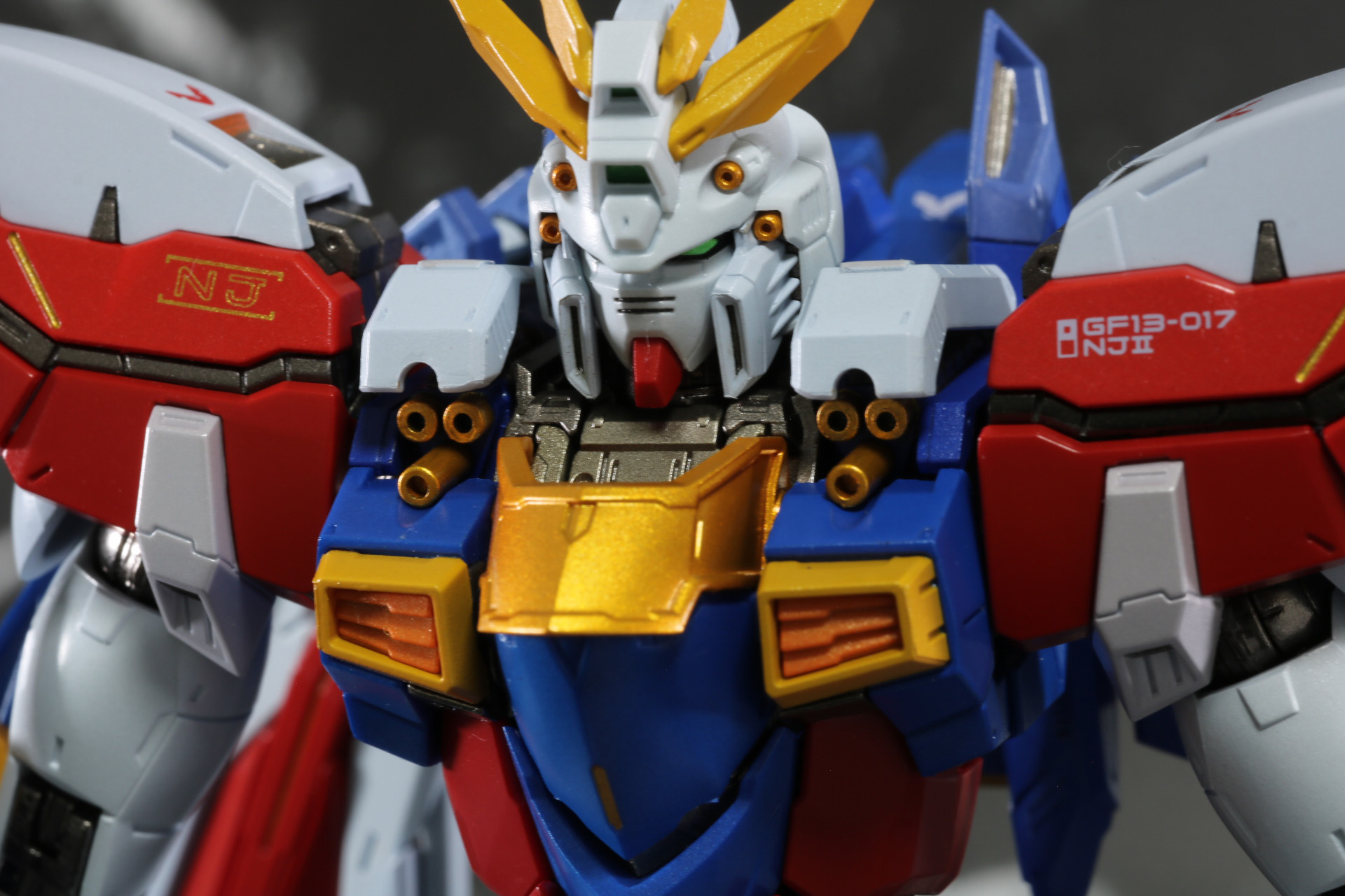 肩部のマシンキャノンの展開