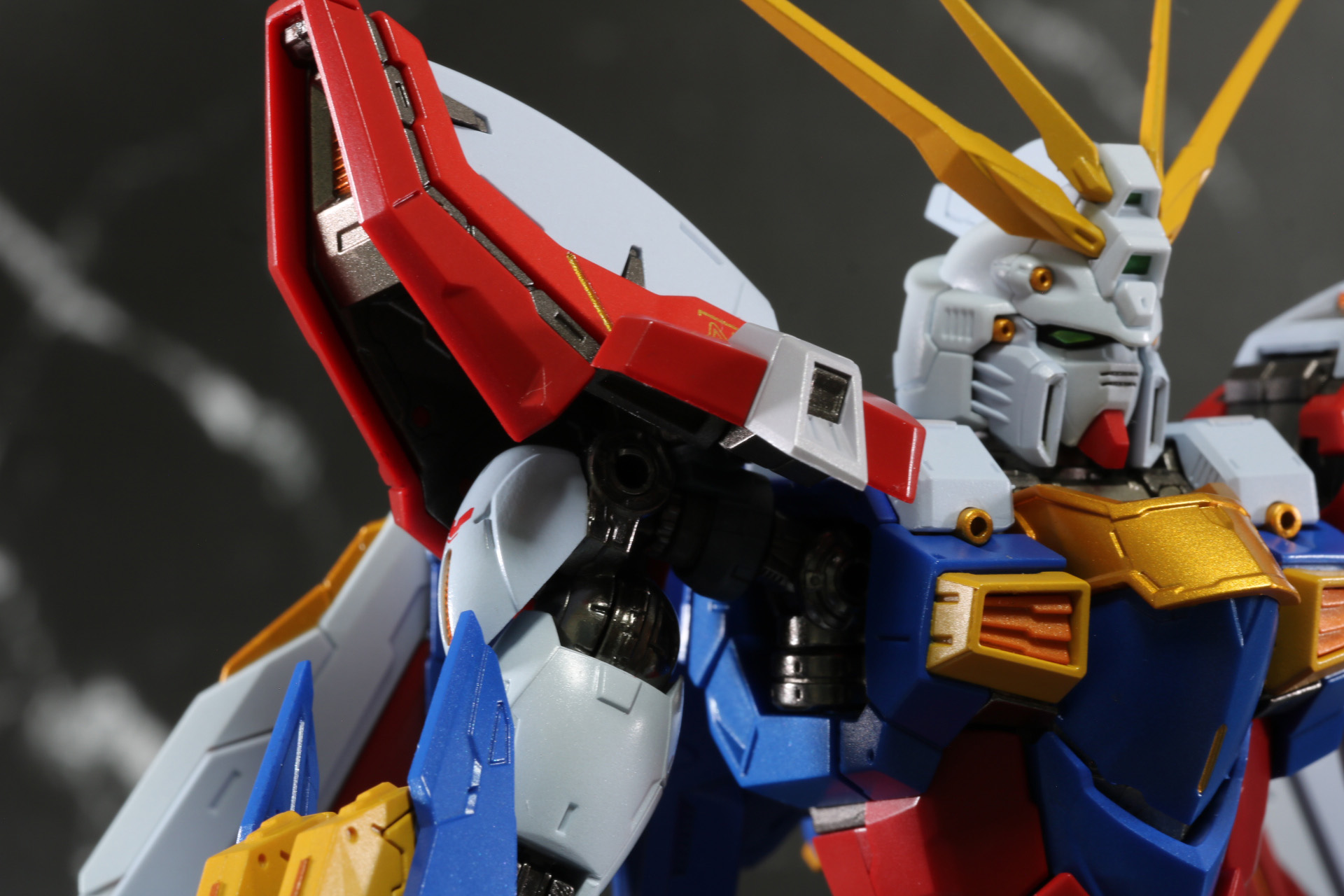 肩アーマーの一部に独立可動が備わっている