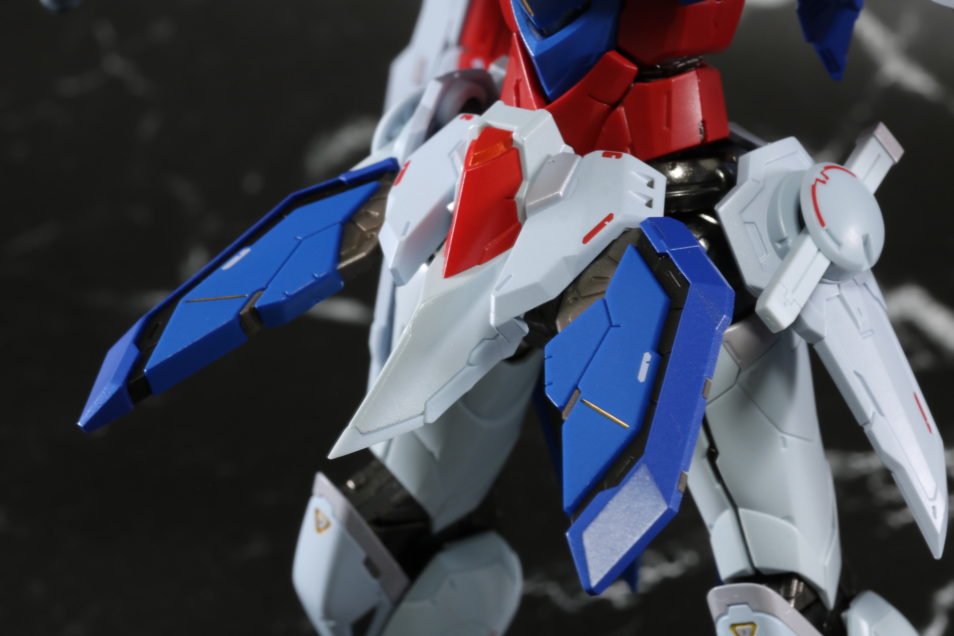 フロントアーマーは2つのジョイント可動で脚部の動きをサポート