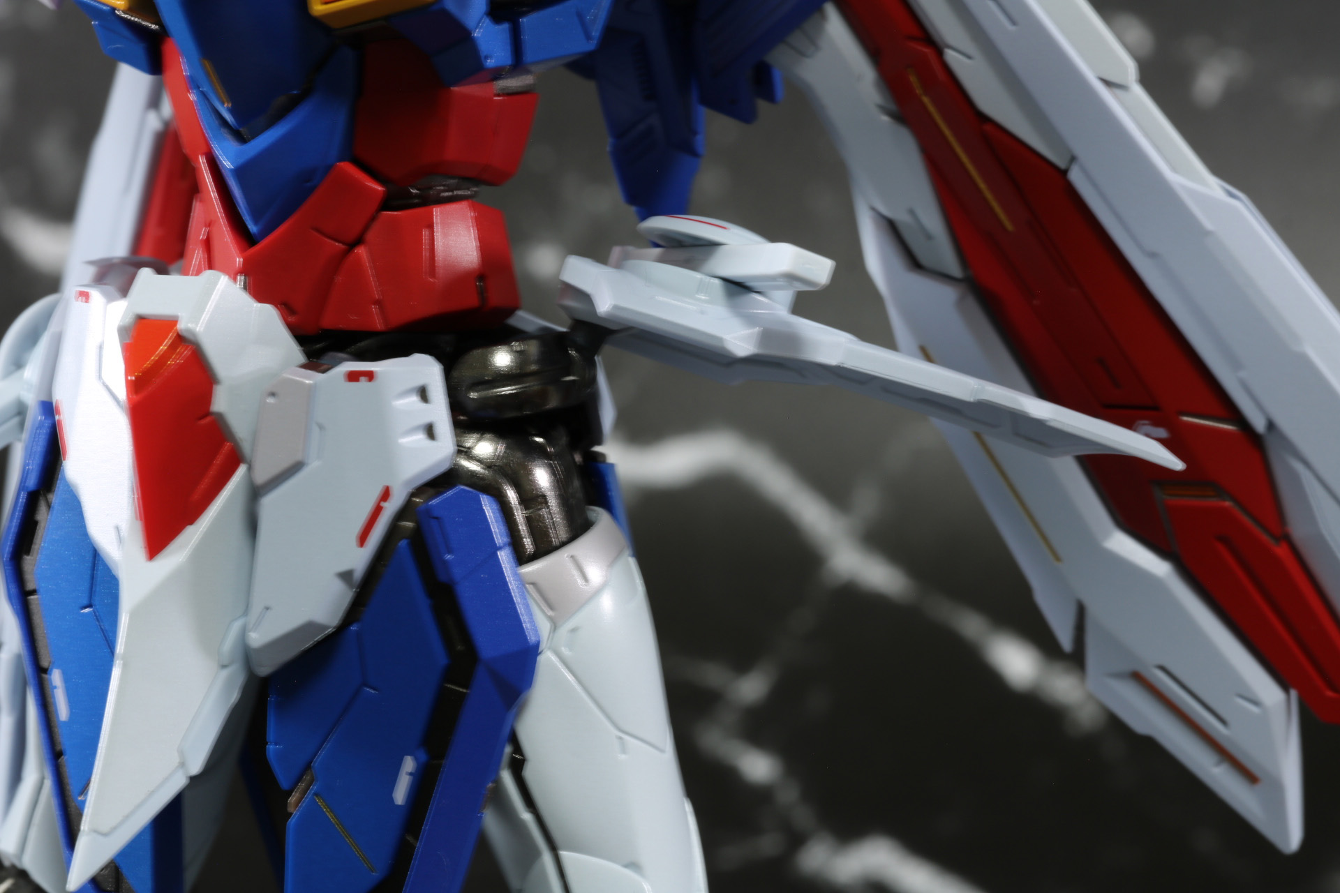 サイドアーマーも根元のダイキャストパーツが開き、ボールジョイントで角度調整ができる