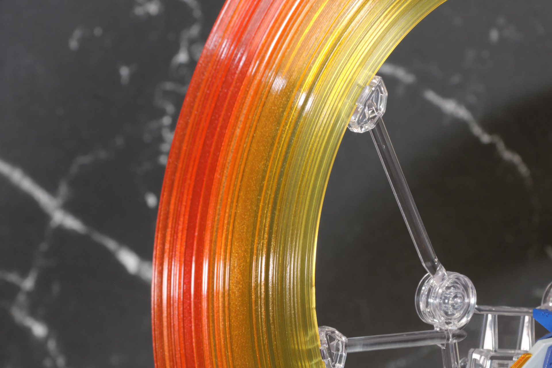 エフェクトパーツの片側は凹凸があり、グラデーションも相まって劇中イメージを再現しつつ、立体物ならではの表現となっている