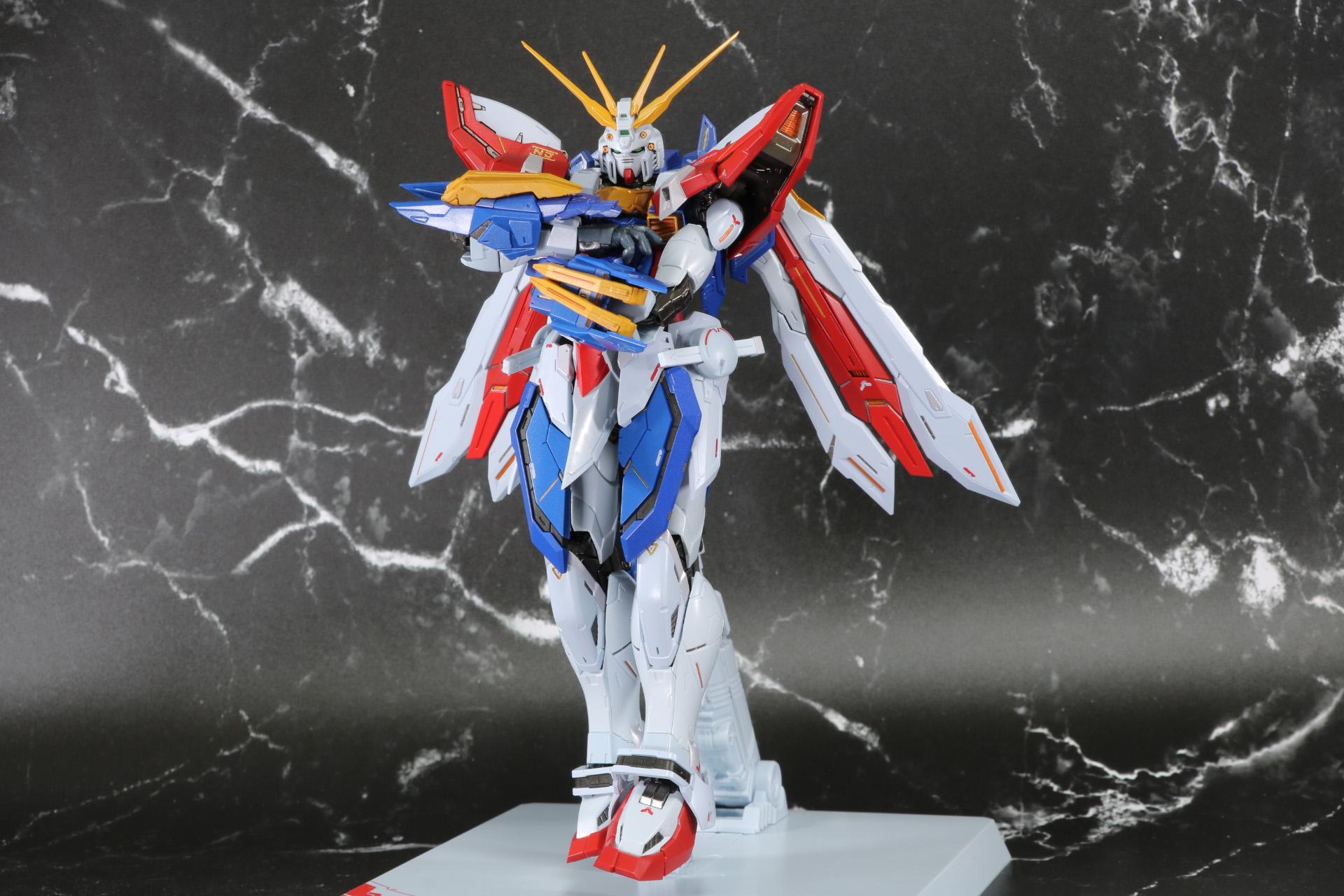 オープニングで印象的な腕組みイメージしたポーズもできる