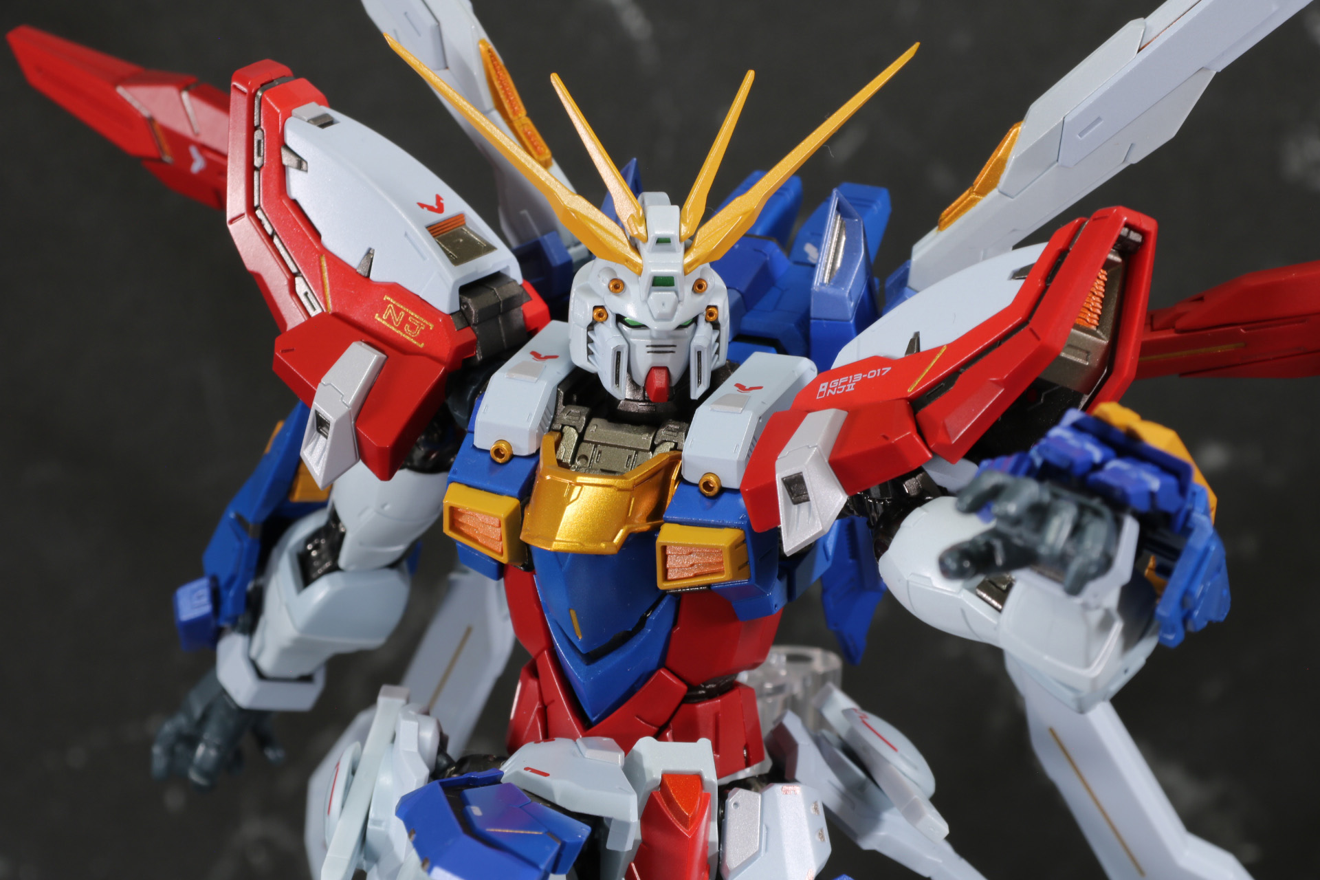 殴るようなポーズ