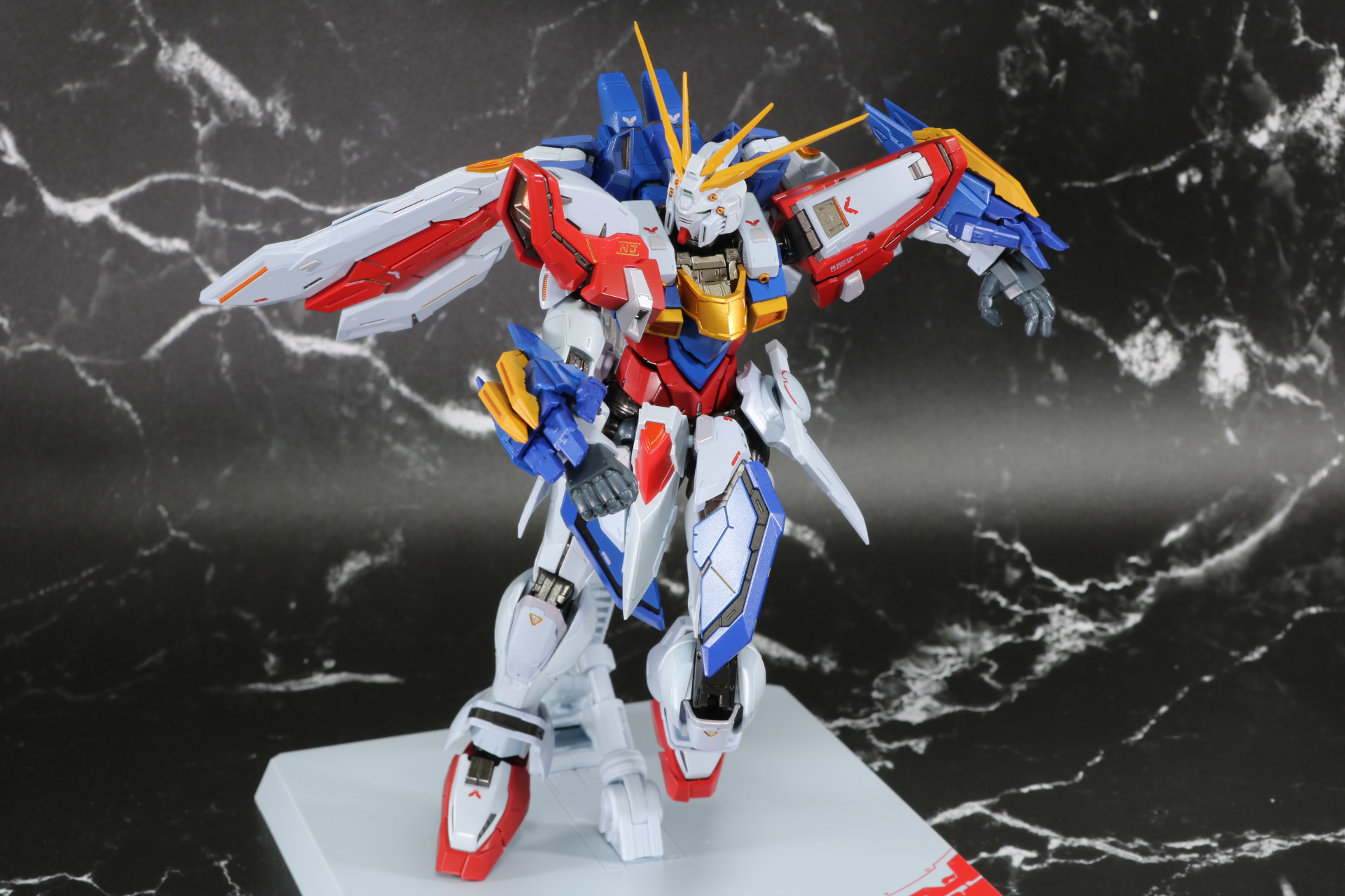 殴るようなポーズ