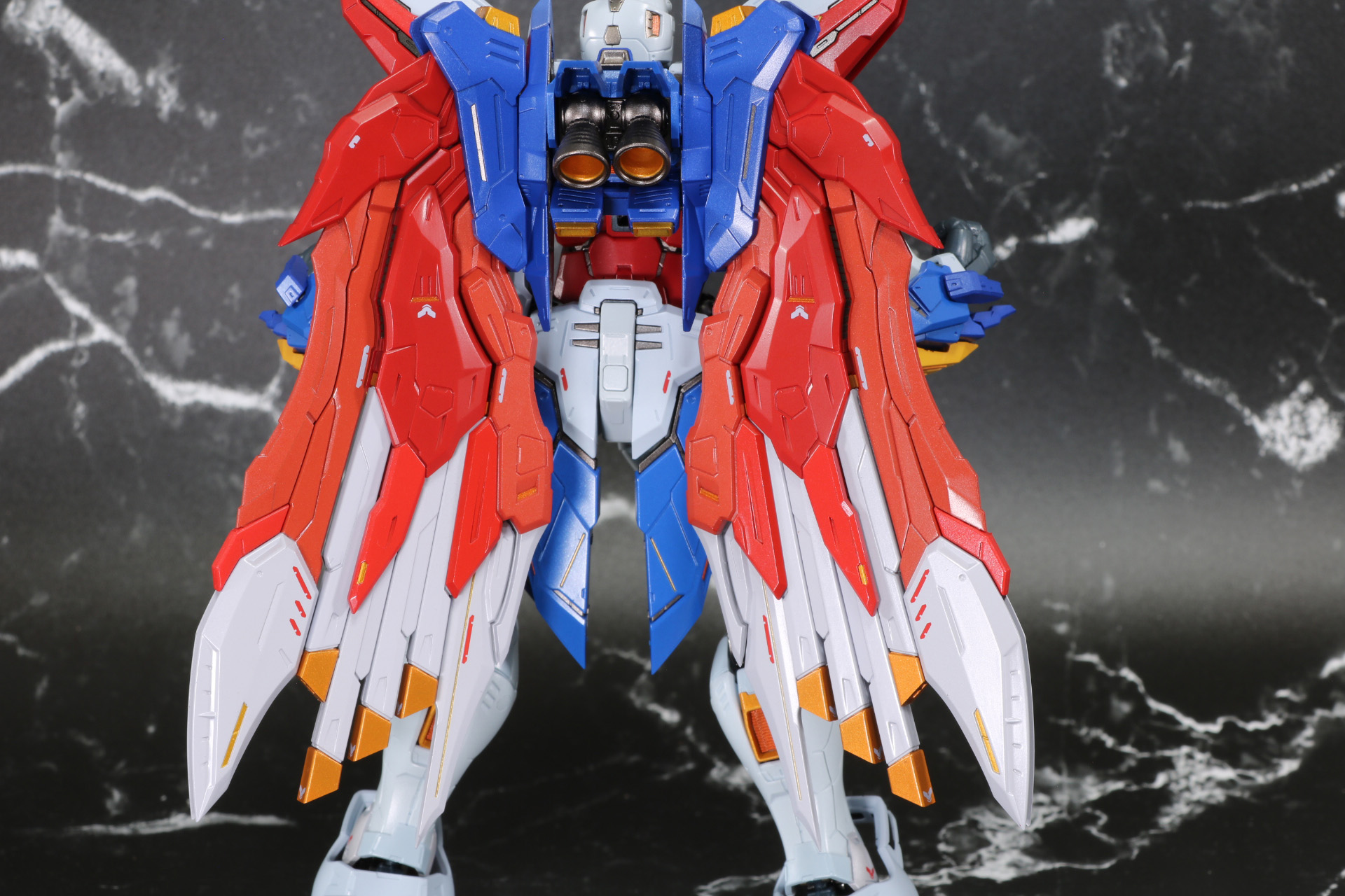 赤と白のカラーリングで、大きなマントを背負ったような造形となっている