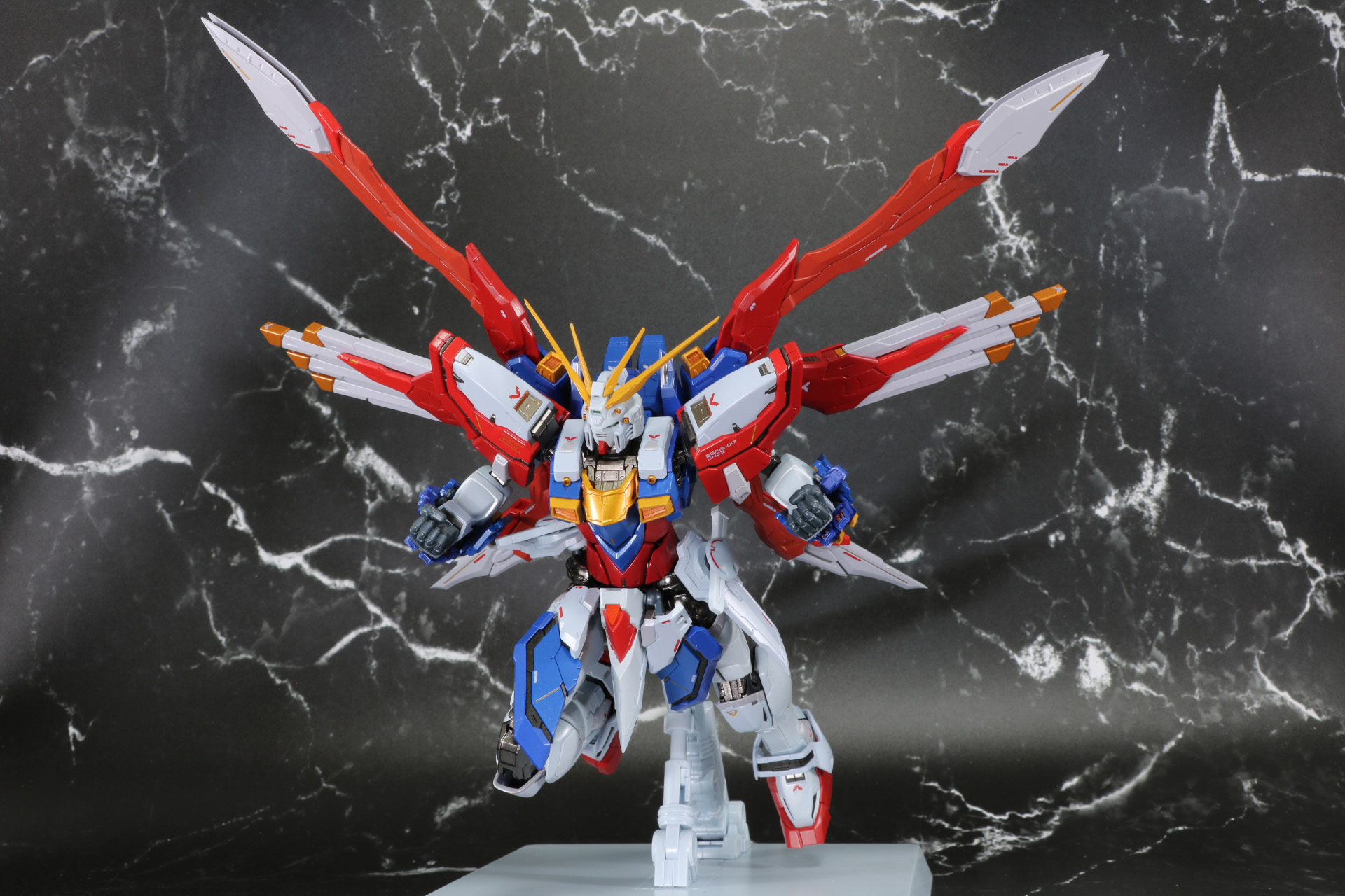 ウィングを広げて迫る