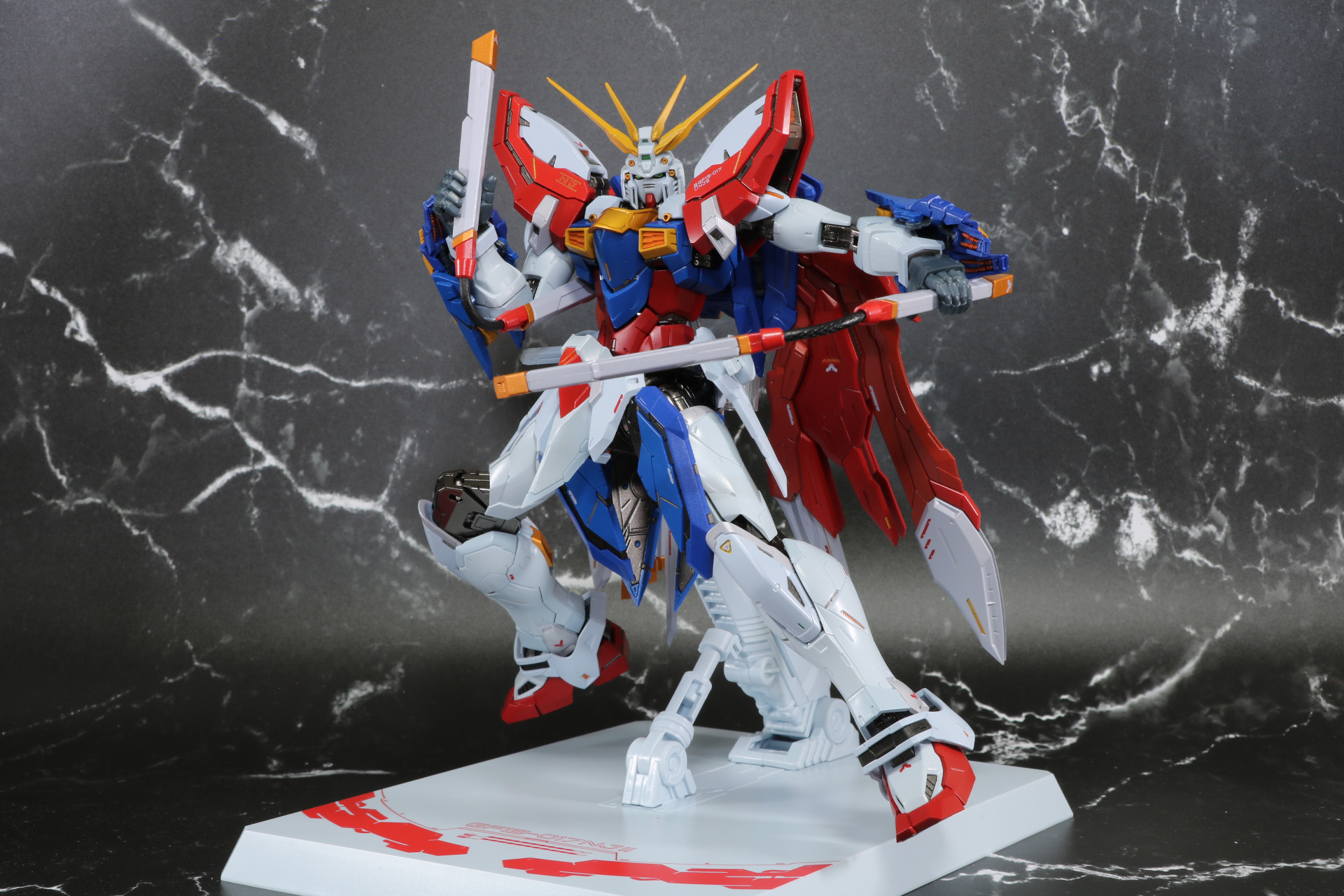 三節棍は長く、連節ワイヤーで自由自在にアクションできる