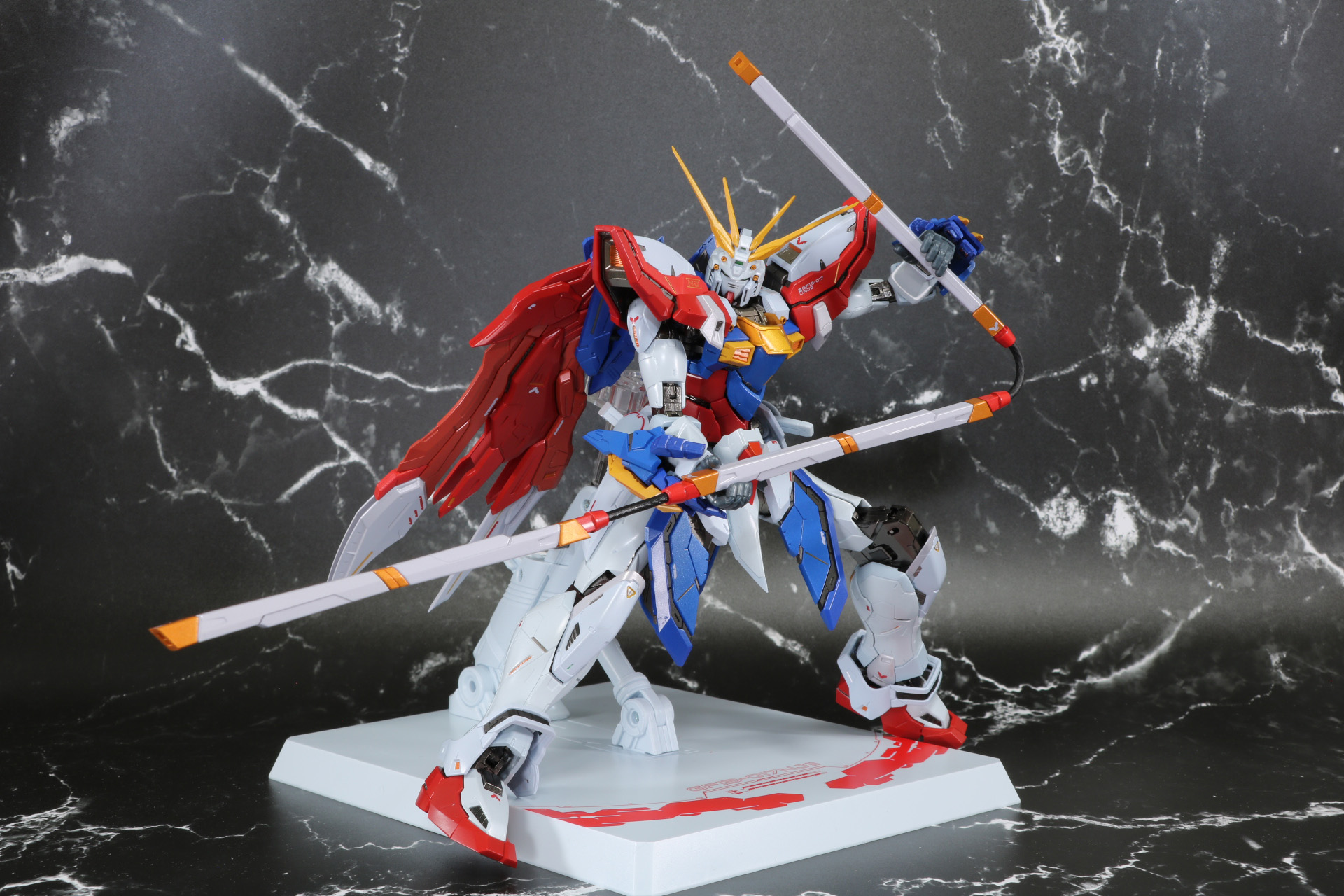 三節棍は長く、連節ワイヤーで自由自在にアクションできる