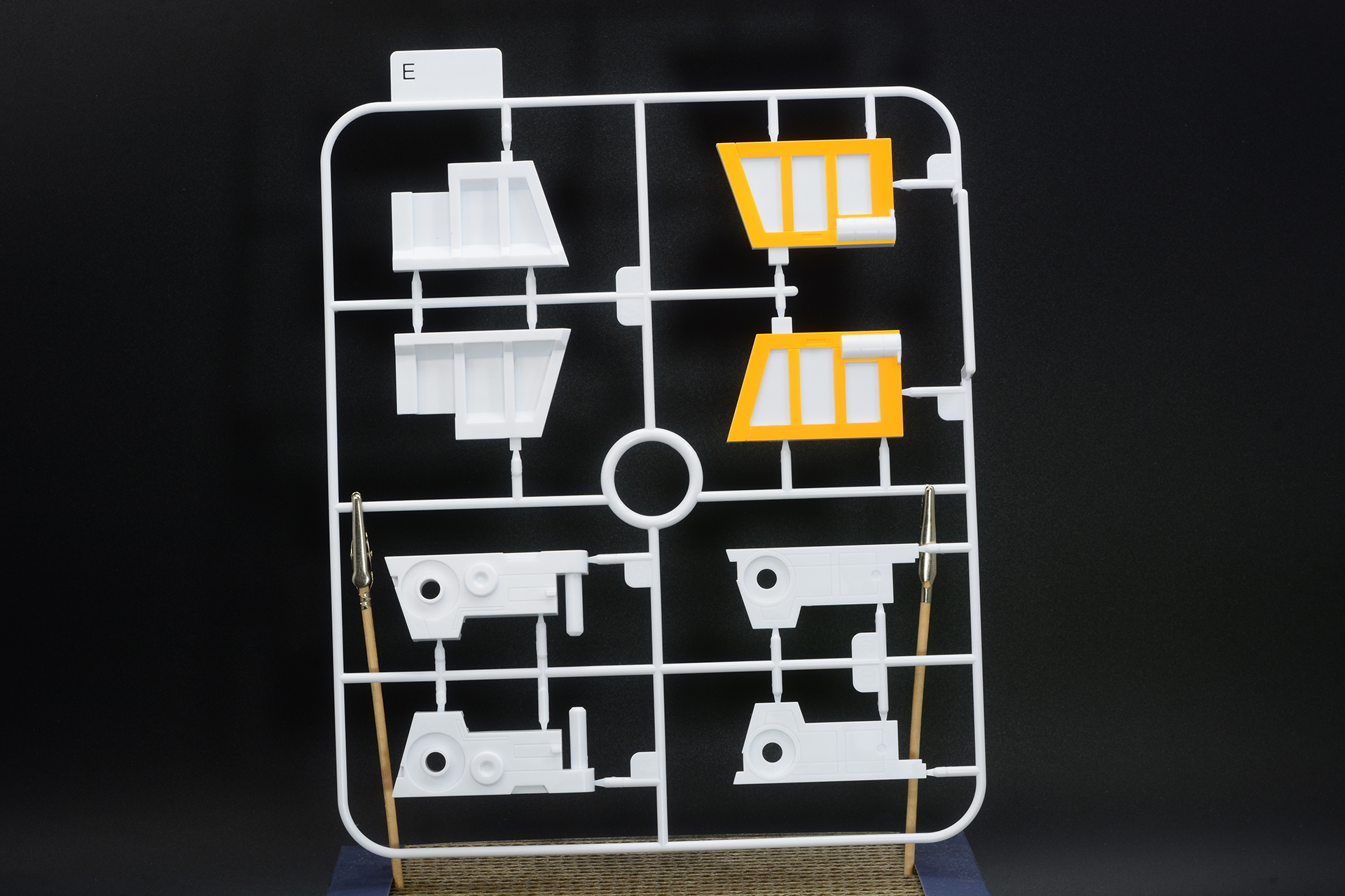 全16のランナーパーツ。基本は白い成形色のパーツだ