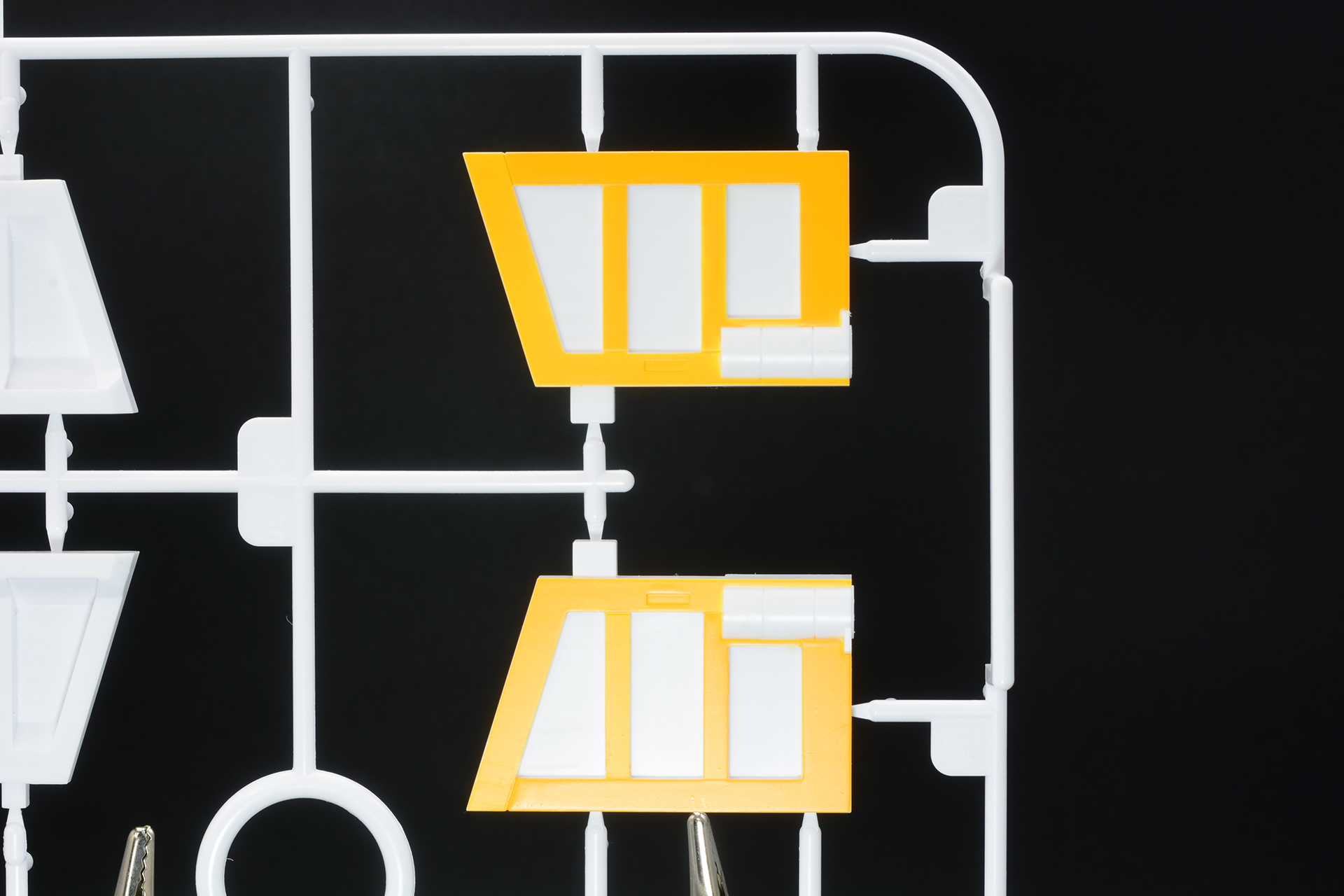 パーツの一部は彩色されている