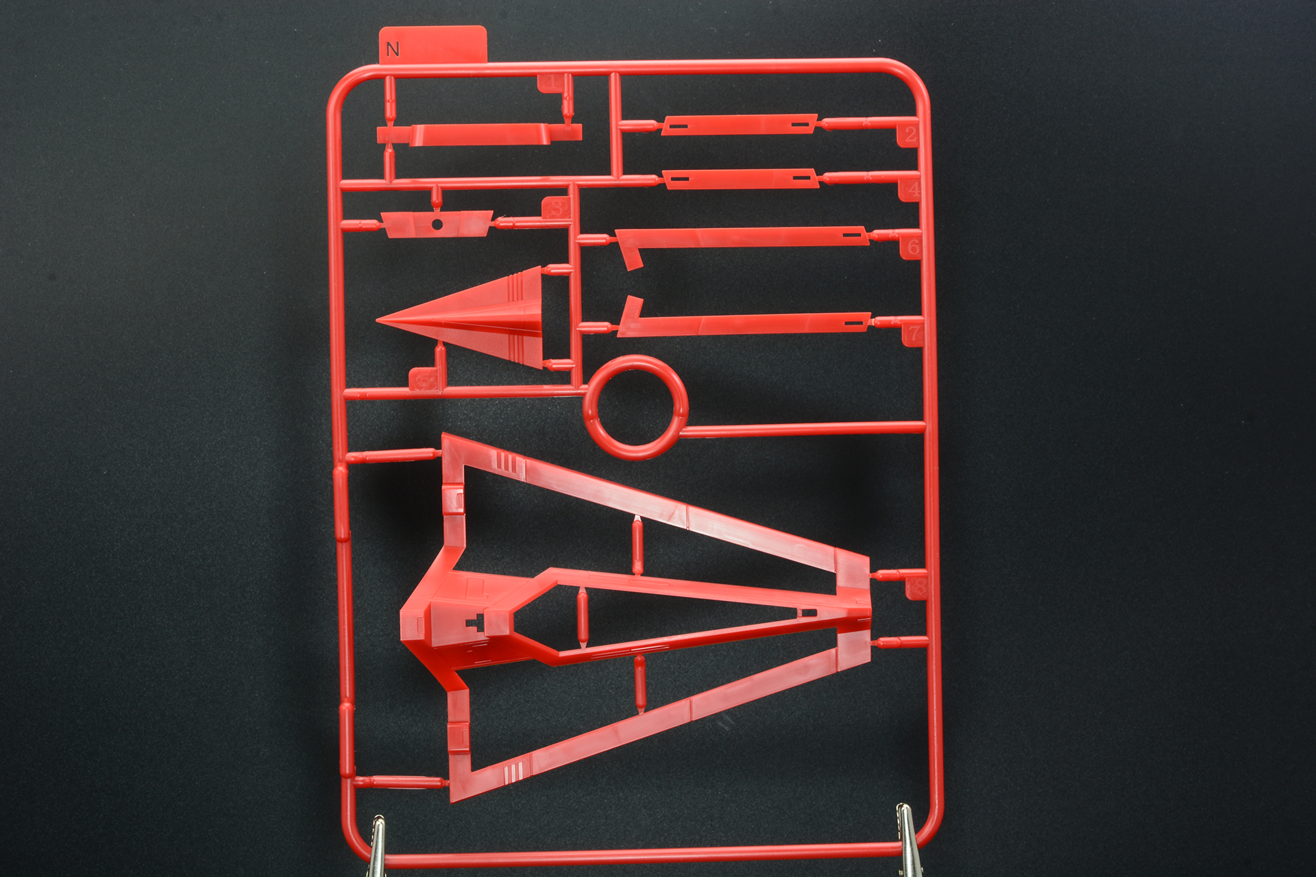 赤の成形色、パーツは大型のものが多い