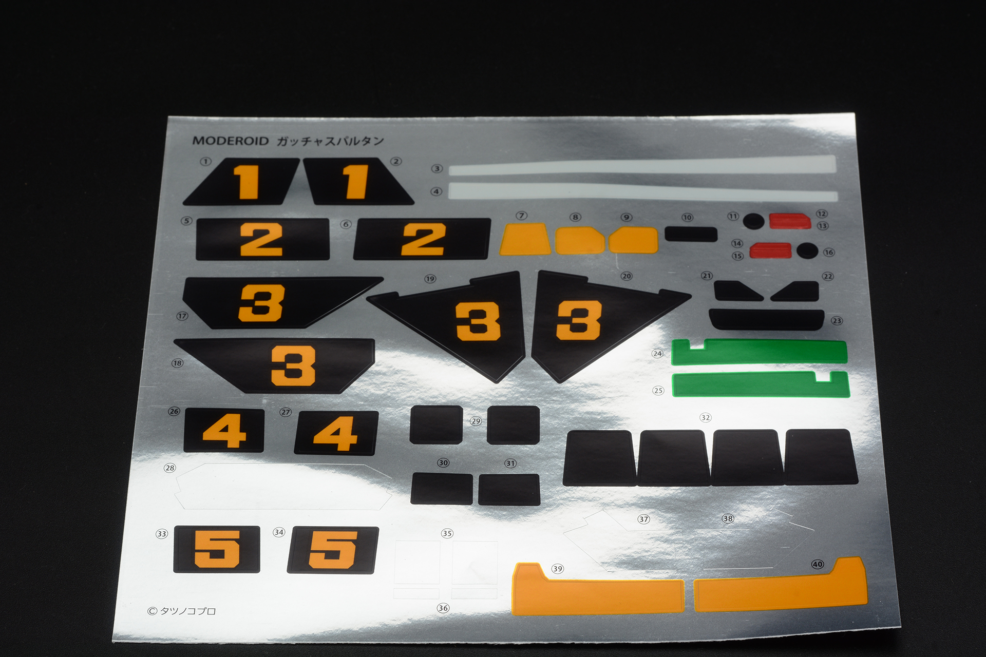 各メカのナンバーなど、シールを使用することで塗装しなくても劇中イメージに近づけることができる