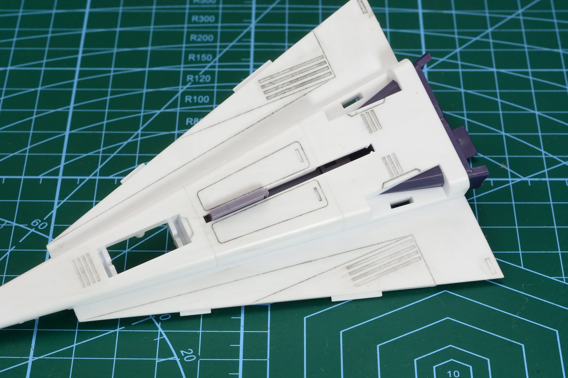 ディテールを浮き出させるため、スミ入れを行っている