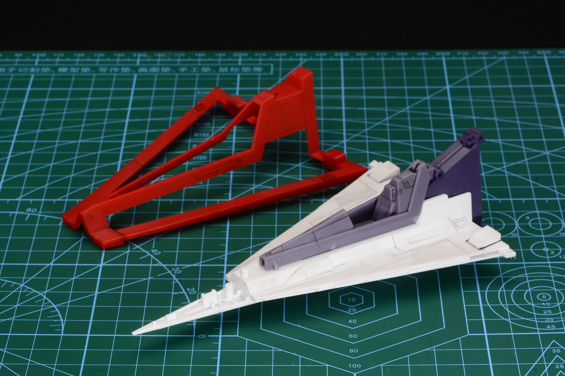 機体の赤いパーツを組み合わせる