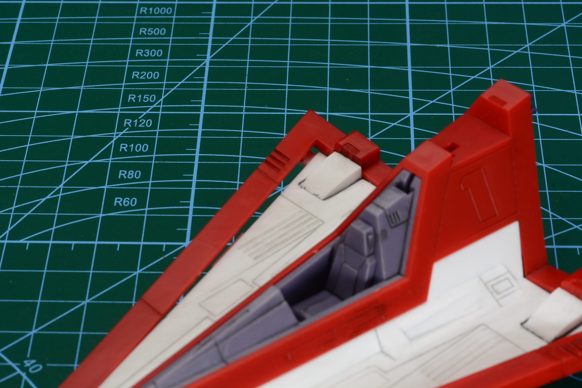 基本は接着剤を使わずに組み立てられるが、パーツのそりで浮いてしまうような箇所もあるので、接着剤を補助的に使うとよりしっかり組み立てられる
