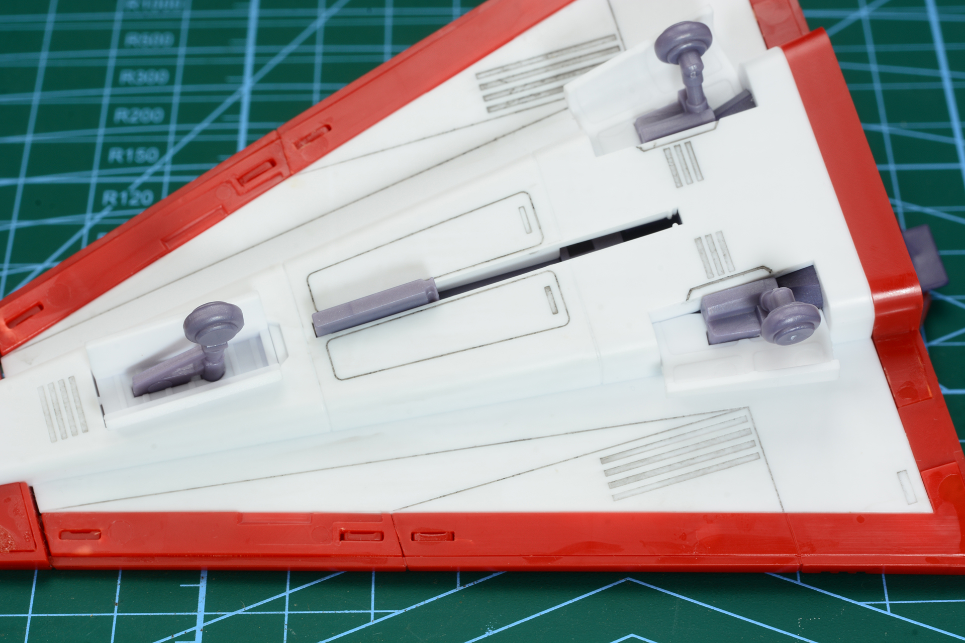 ランディングギアパーツも用意されており、駐機状態で飾れる