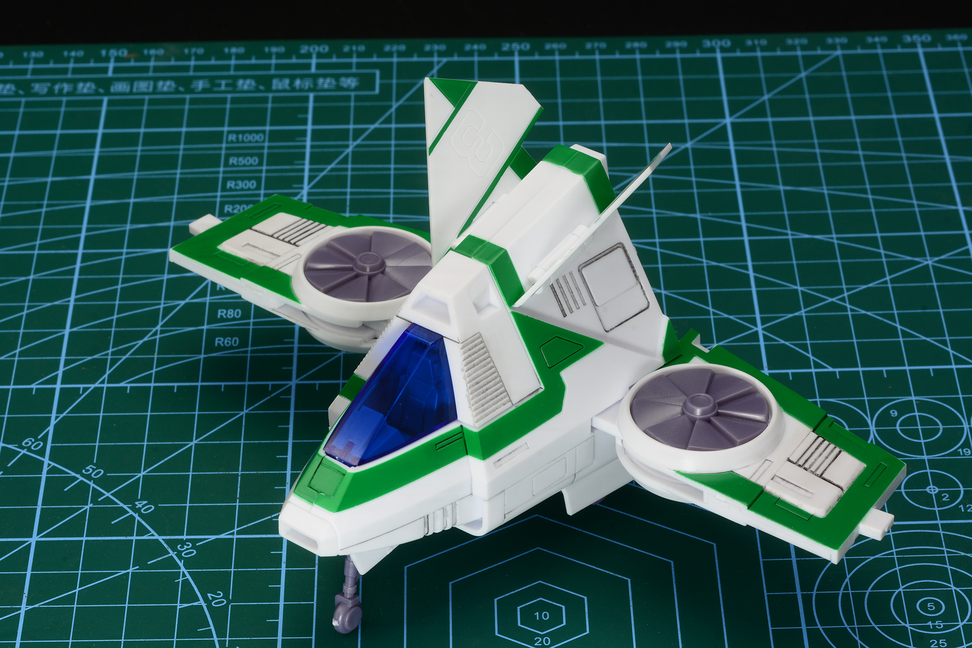 尾翼パーツが跳ね上がっていることで、合体後とシルエットが変わるガッチャ3号