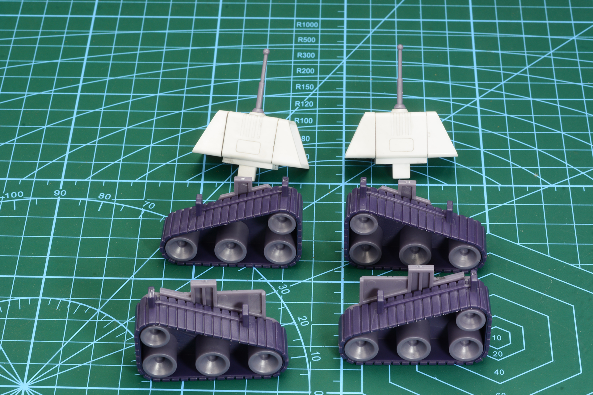 ガッチャ4号は飛行戦車、大型のクローラーを持つ。アンテナのついたパーツからはミサイルを発射する