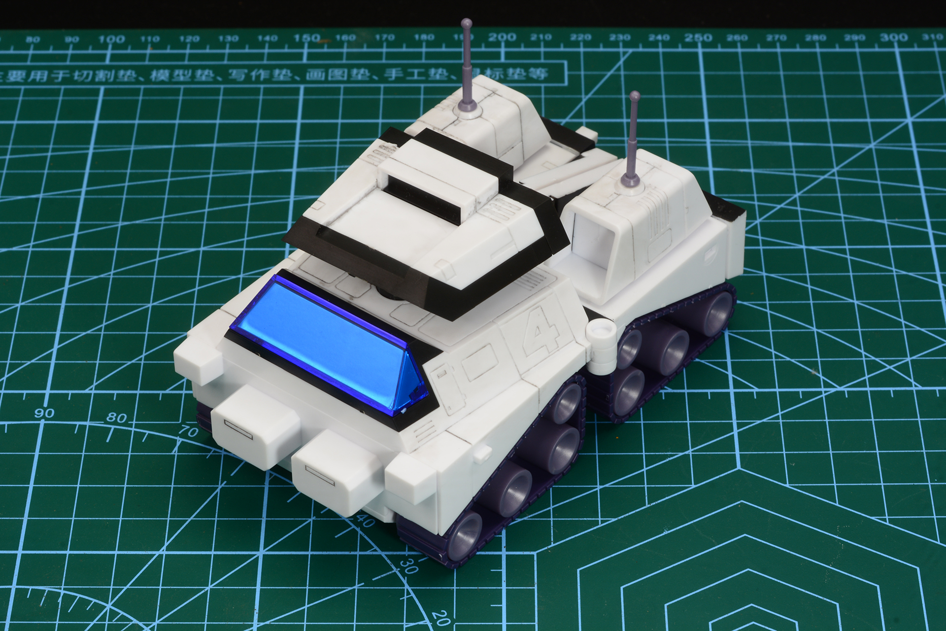 変形させ各パーツを取り付ける。こちらも大きくシルエットが変わる変形システムだ