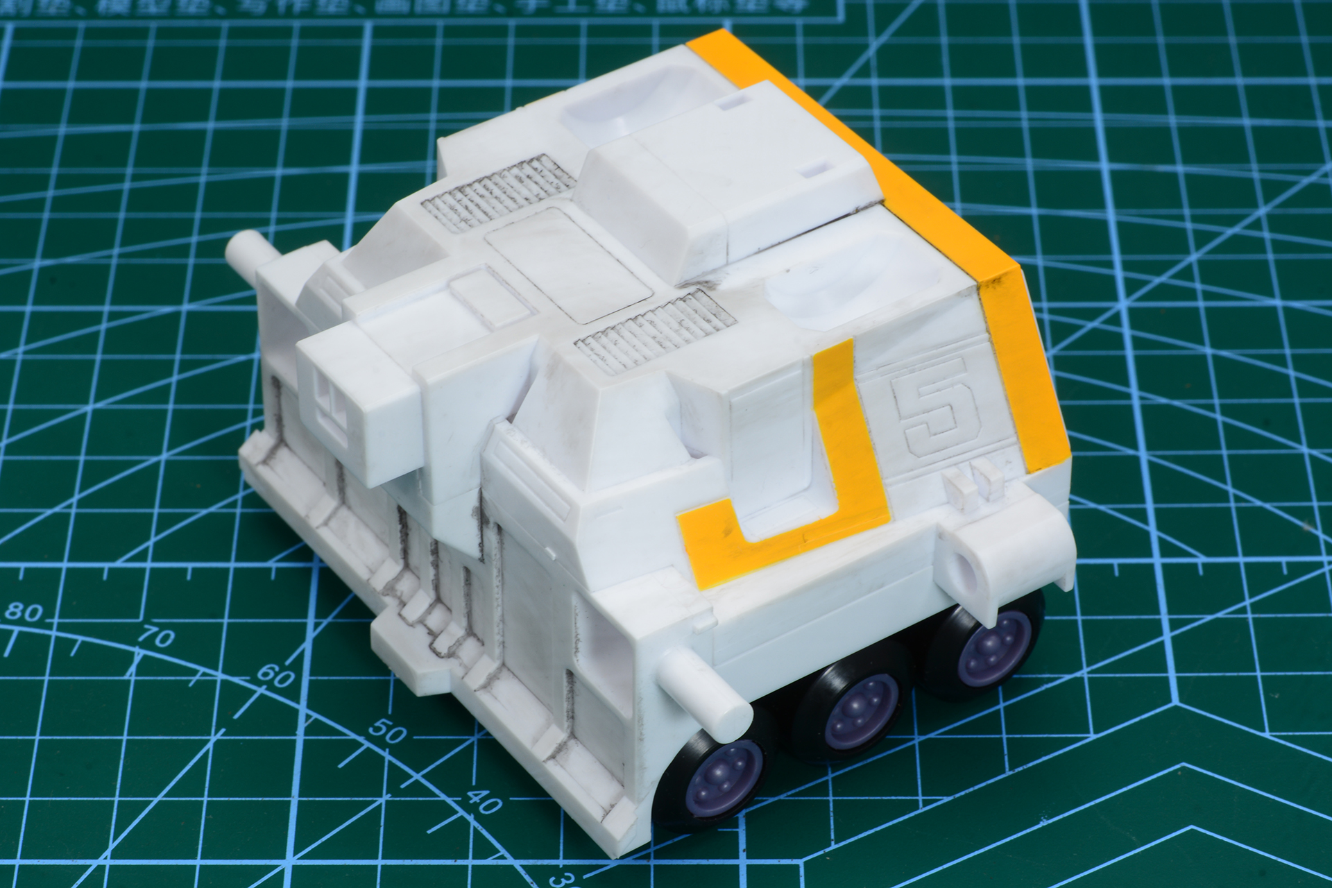 合体後には総合コクピットとなるガッチャ5号はかなり大きな作業車だ