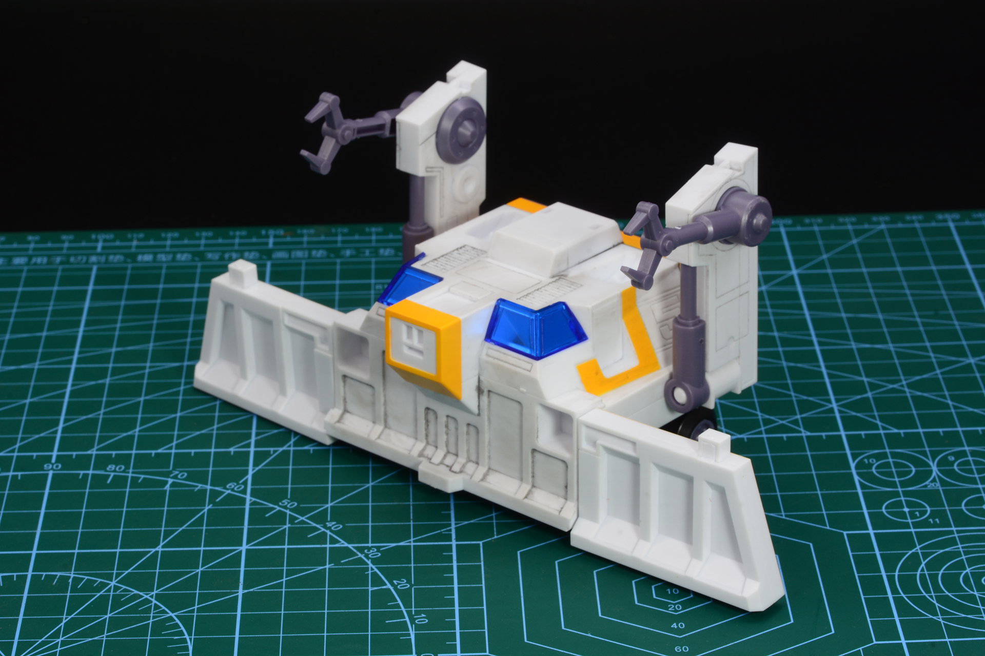 ブルドーザータイプのブレードと、マジックハンド。みみずくの竜のキャラクター性を活かしたデザインだ