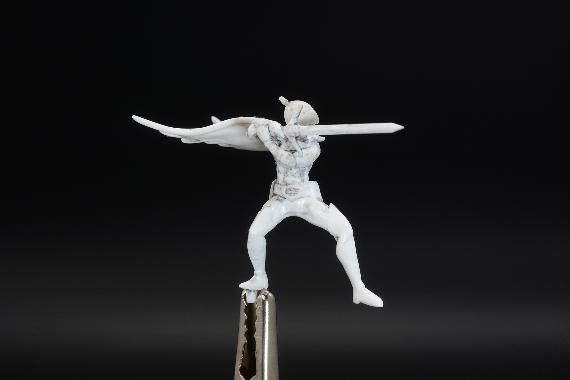 健のフィギュアの組み立てには接着剤が必要。繊細な造形をスミ入れで浮き立たせてみた