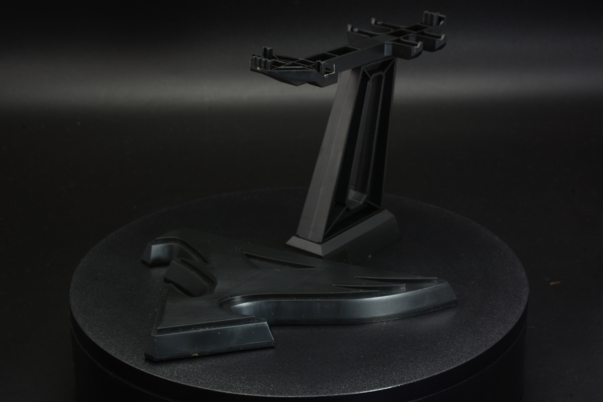 ガッチャスパルタンを飾るための台座。基部はガッチャマンのマークだ