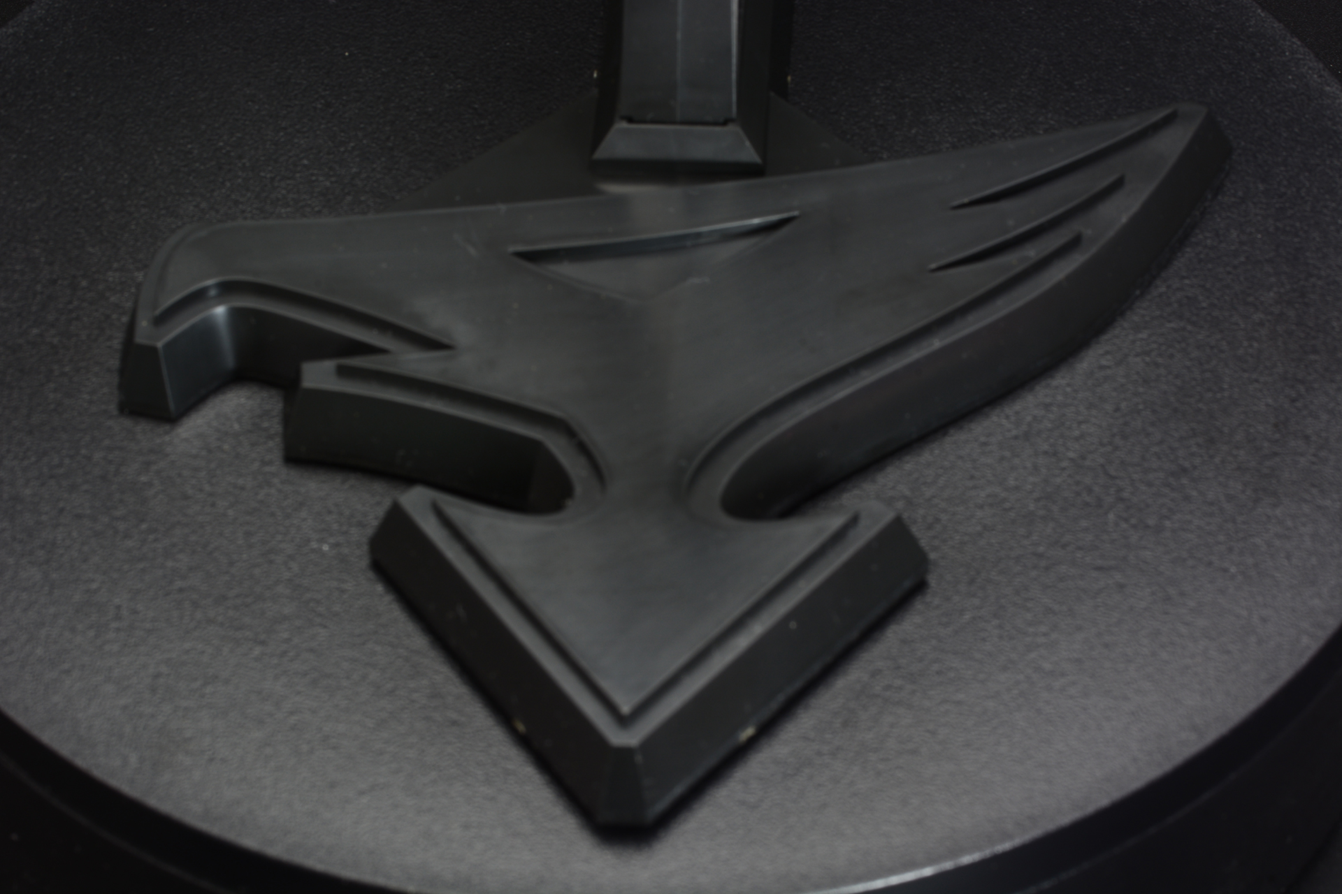 ガッチャスパルタンを飾るための台座。基部はガッチャマンのマークだ