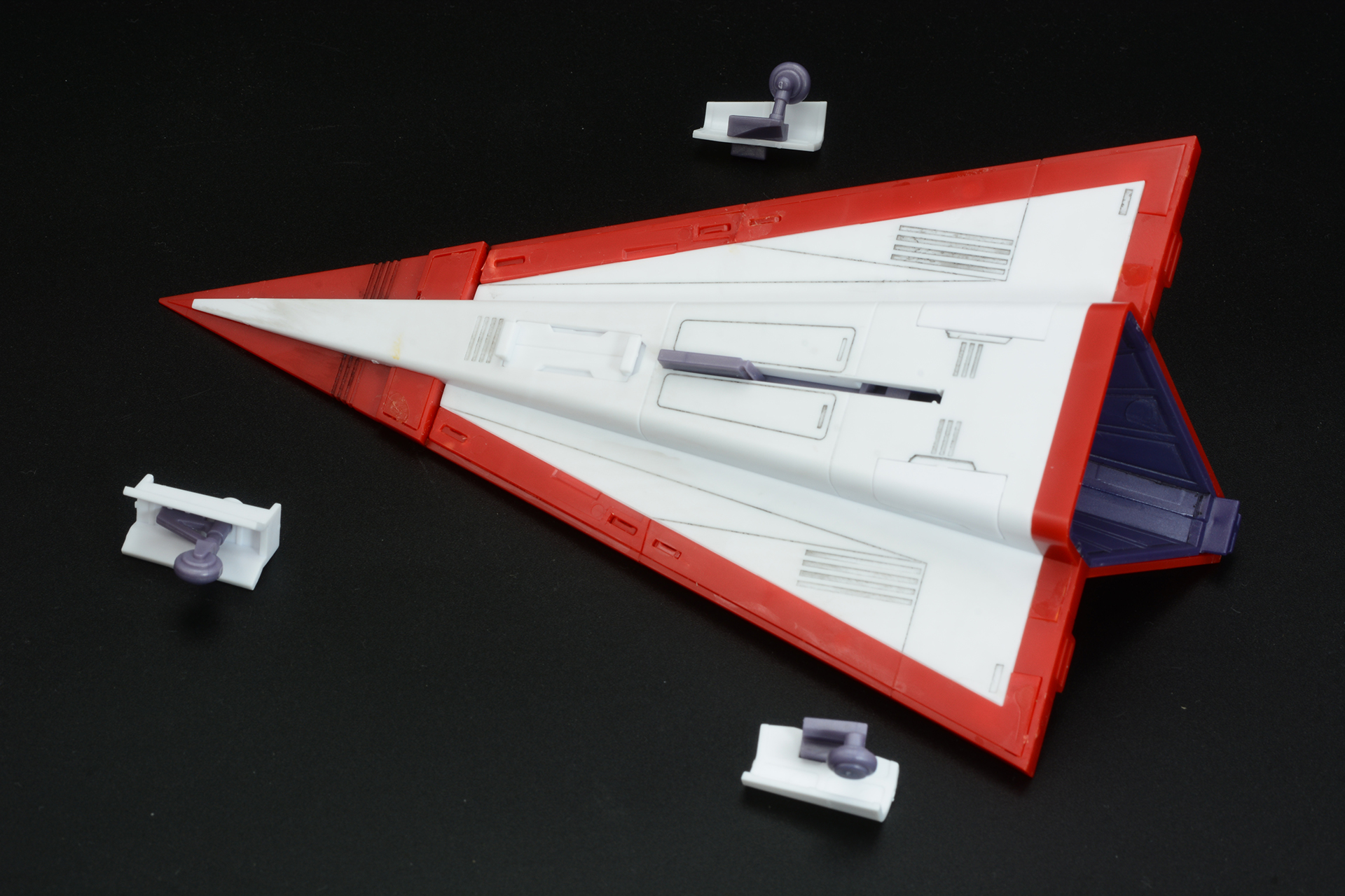 ガッチャ1号はランディングギアを取り外し、カバーパーツをつける