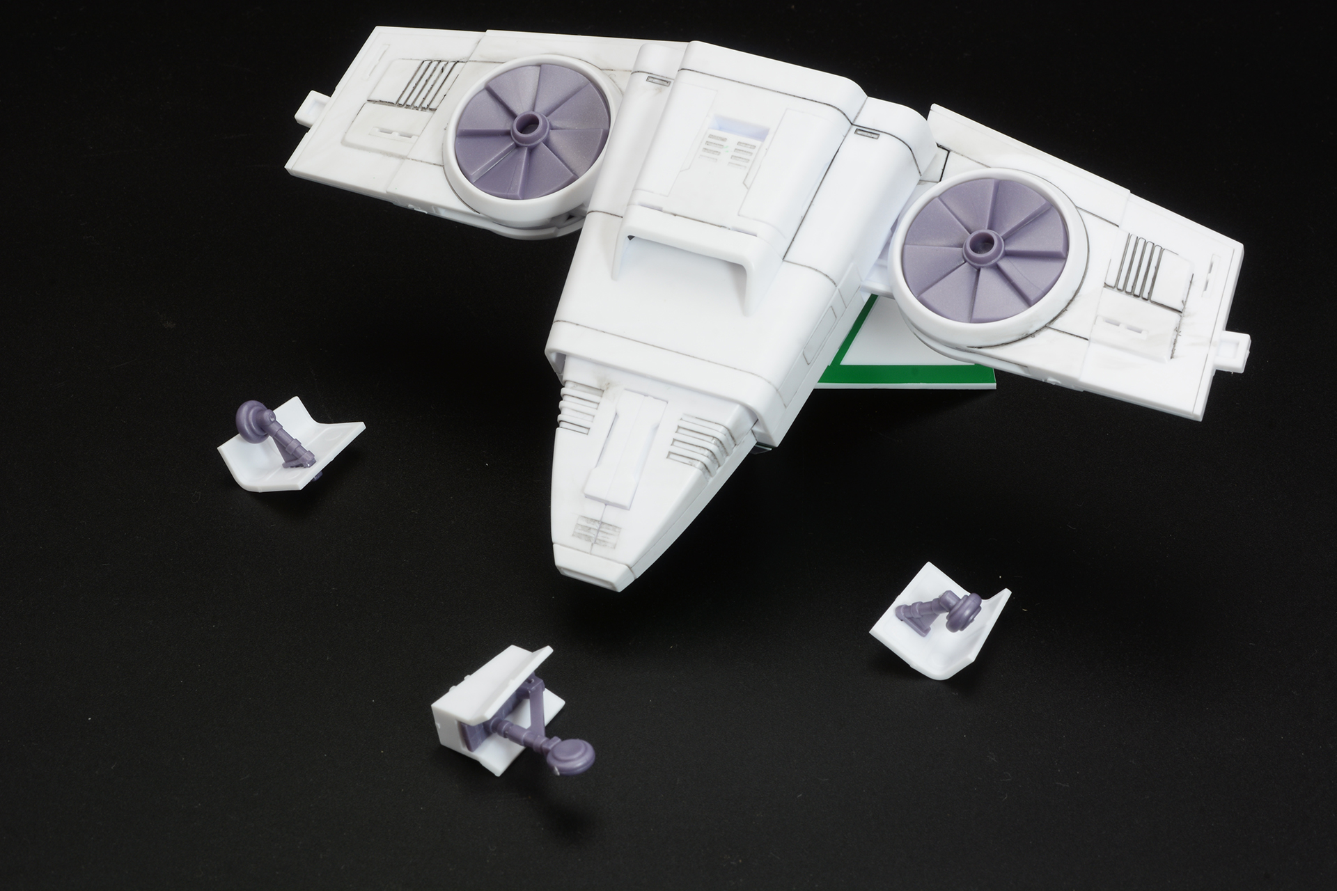 ガッチャ3号はランディングギアを取り外し、機体を変形させる