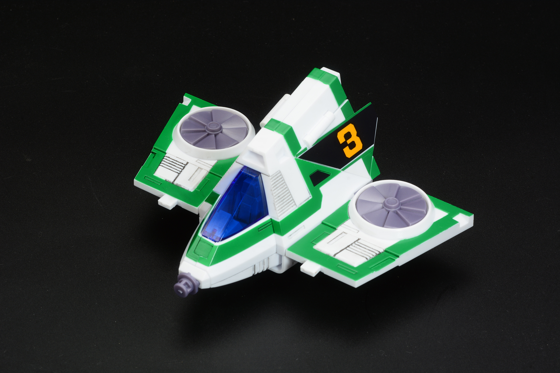 ガッチャ3号はランディングギアを取り外し、機体を変形させる