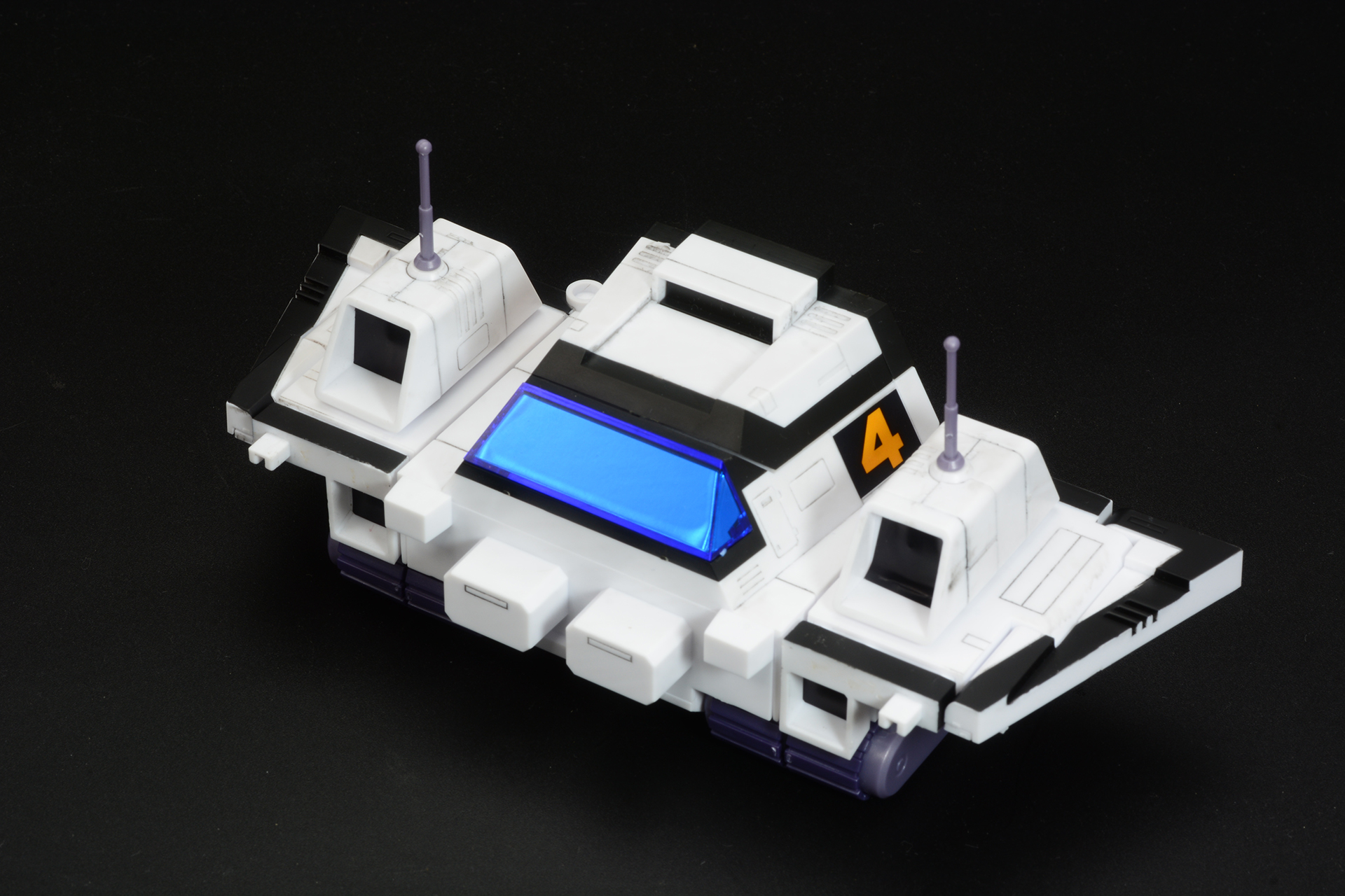 ガッチャ4号は後部を展開させ、左右に配置