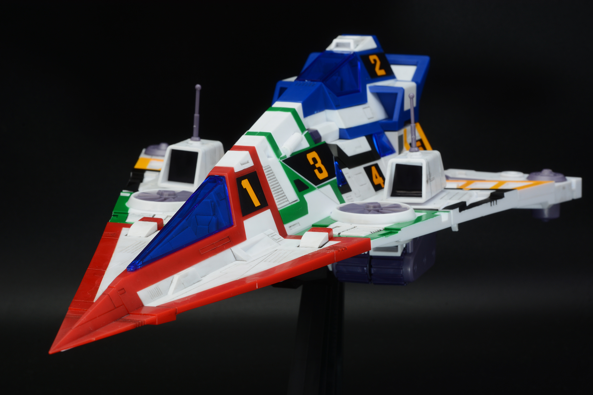 5機のメカが合体した姿。原作ではカラーが赤に統一されるが、各機体のカラーが残った方が、合体メカとしての説得力が増すように感じる