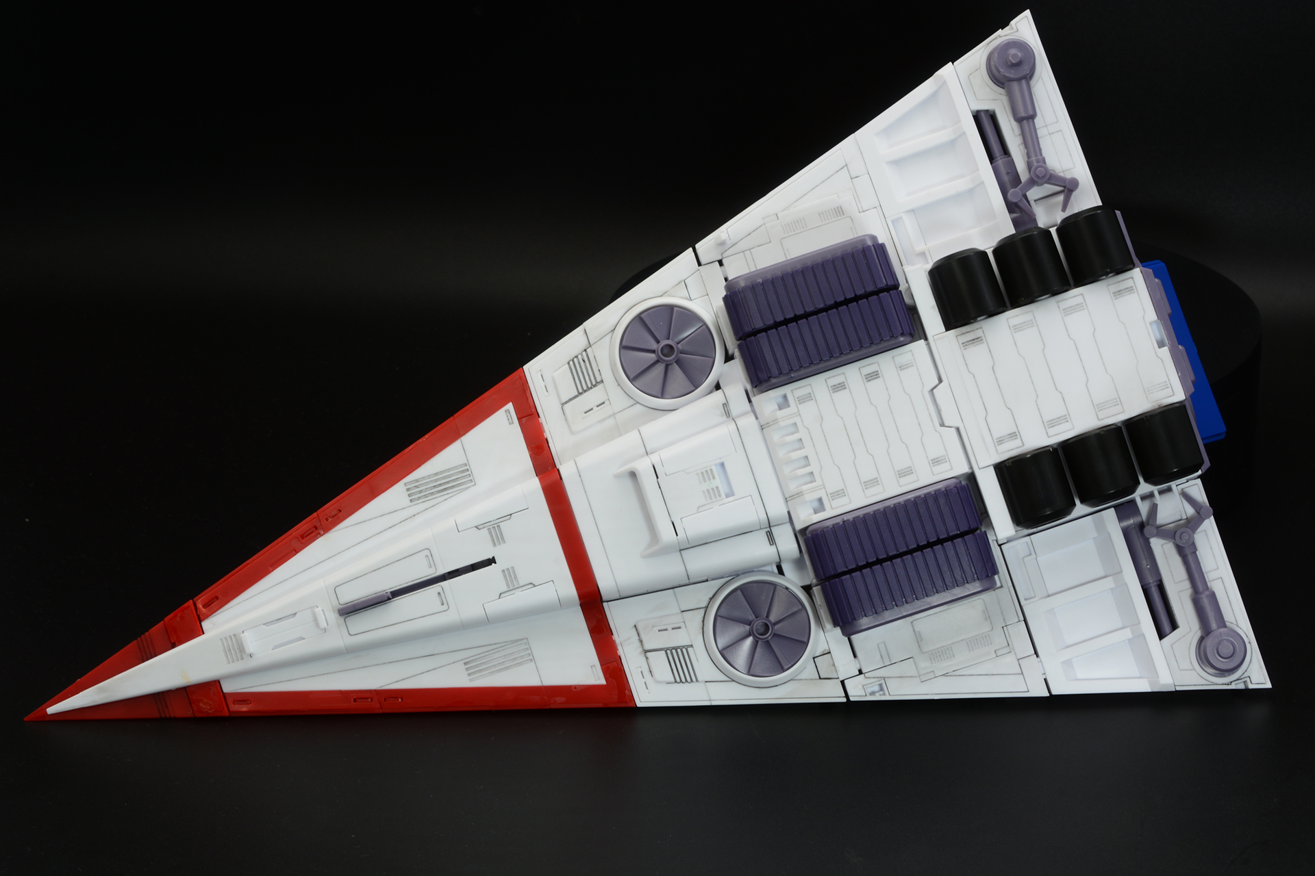 機体下部にはクローラーや車輪、アームなどが見える。「合体メカ」という印象が強まる