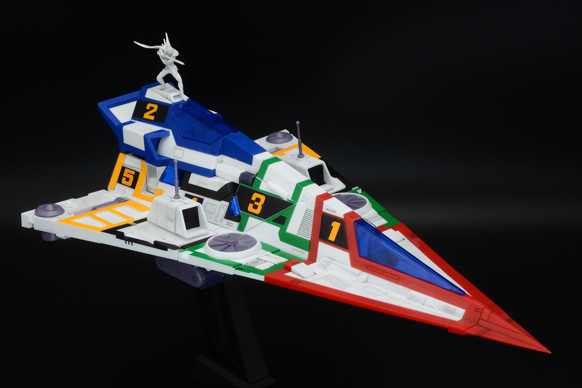 機体の上で健が剣を構え、敵に向かって突撃するというインパクトの強い「科学忍法ハイパーシュート」