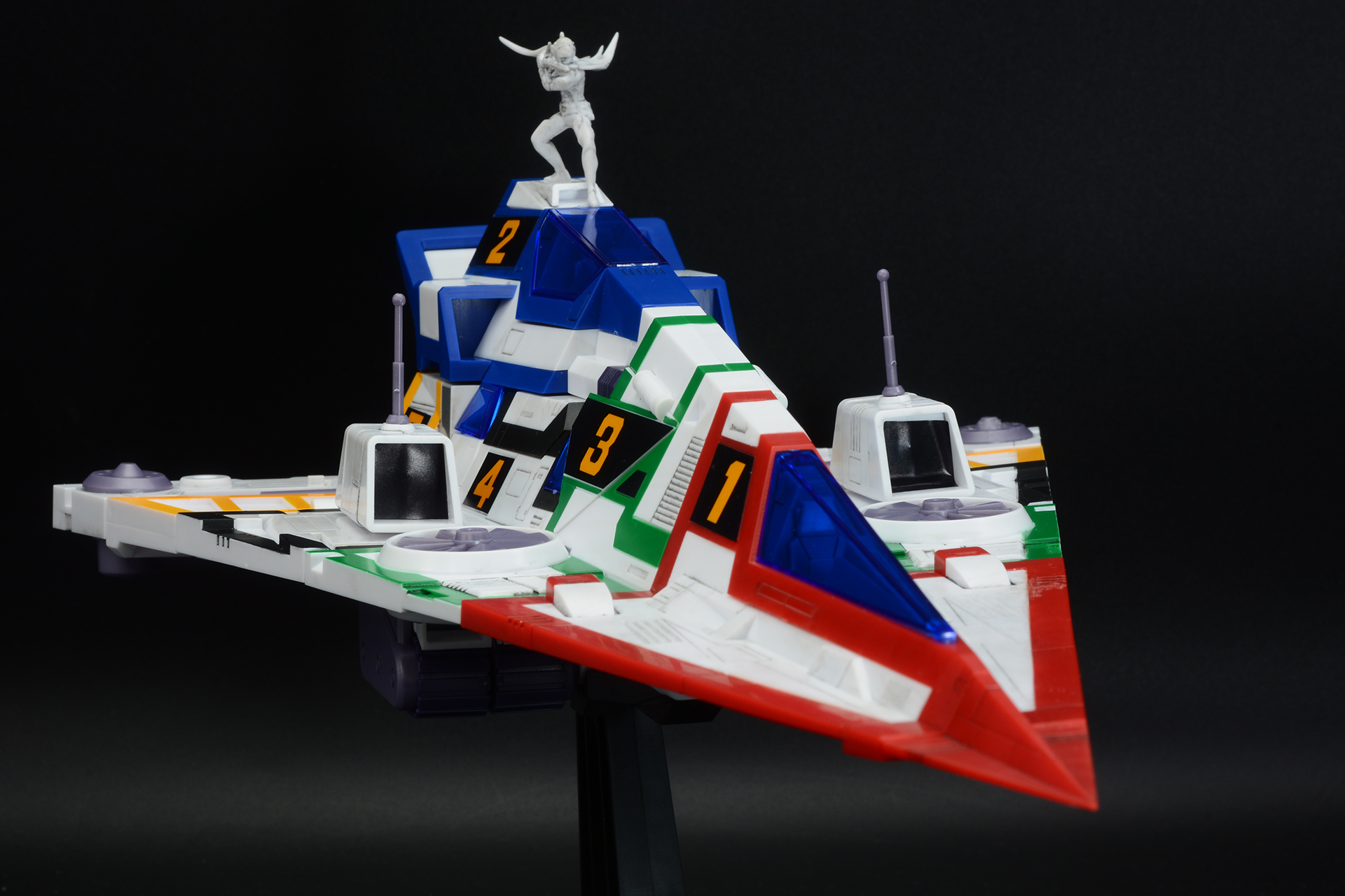 鏃のような機体の形と、健の力の入ったポーズ。敵に向かって突進するのがイメージできる