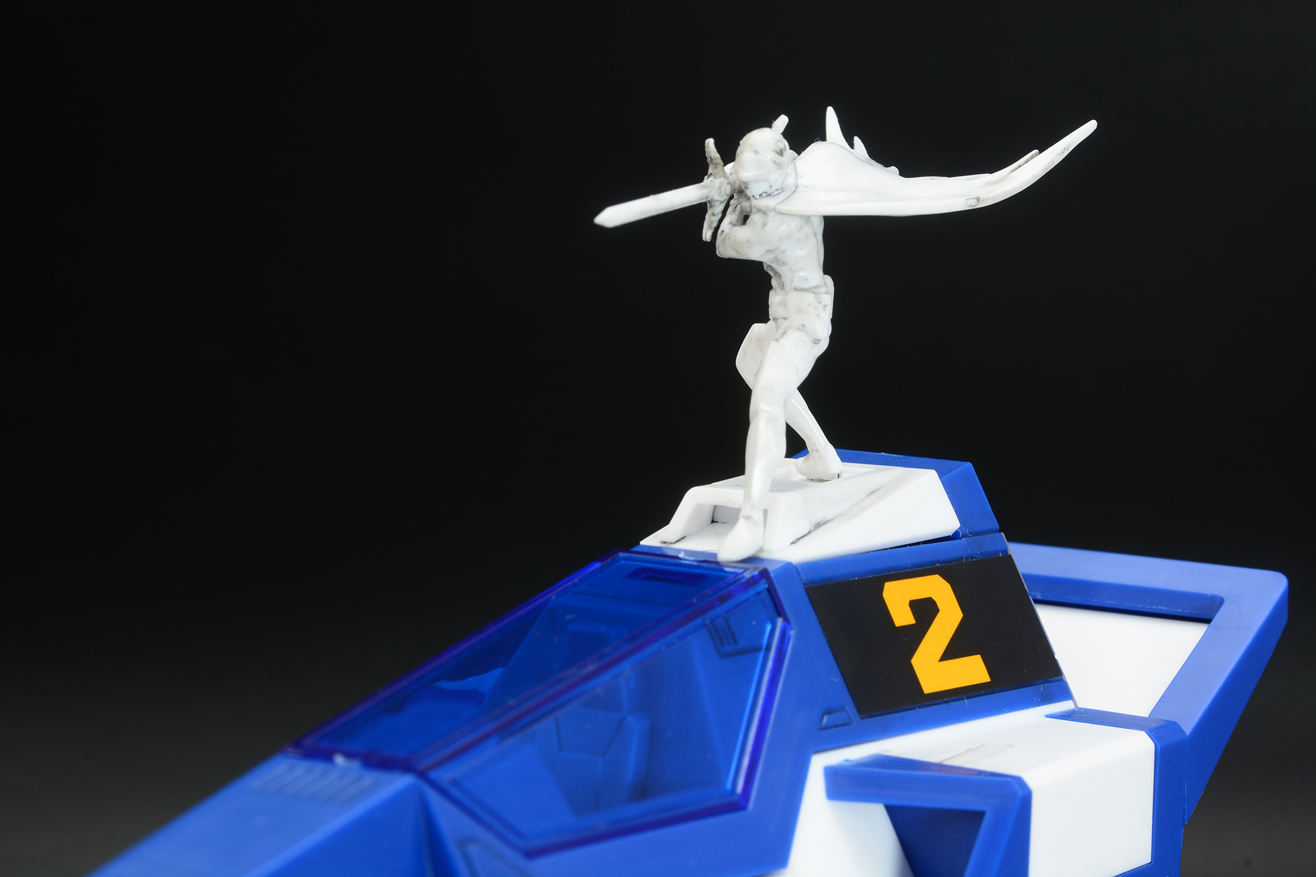 巨大な機体と、その上に乗る健の対比も面白い