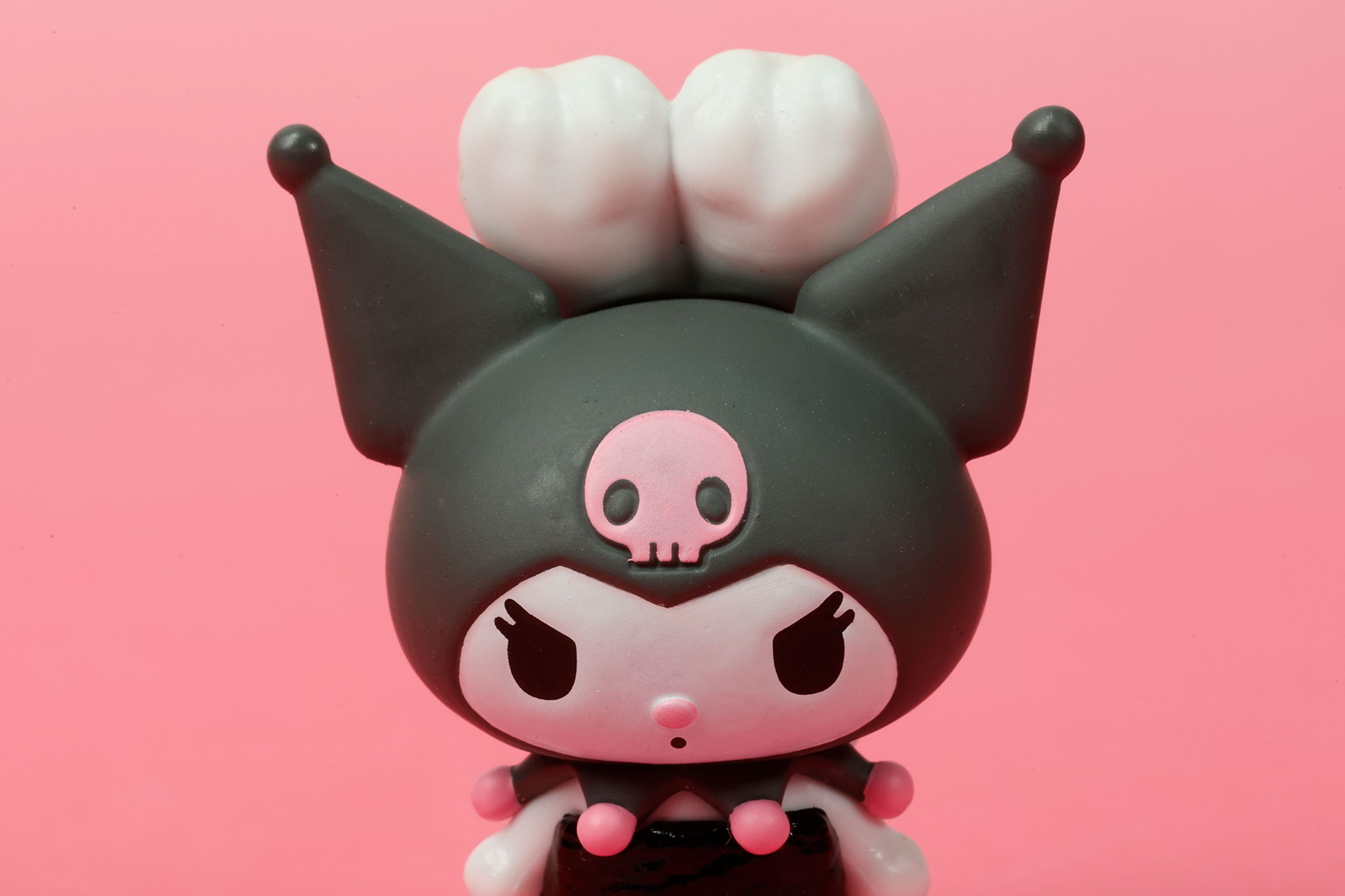 表情はクールなクロミ