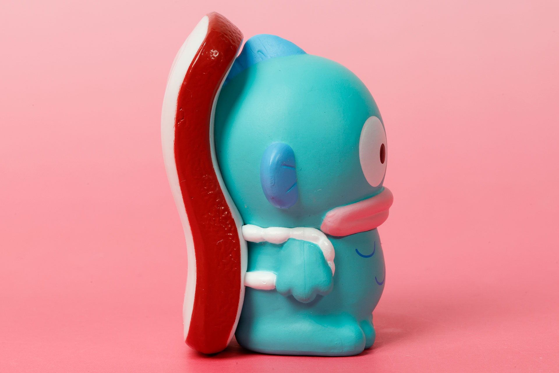 腕に紐をかけてネタを背負っている