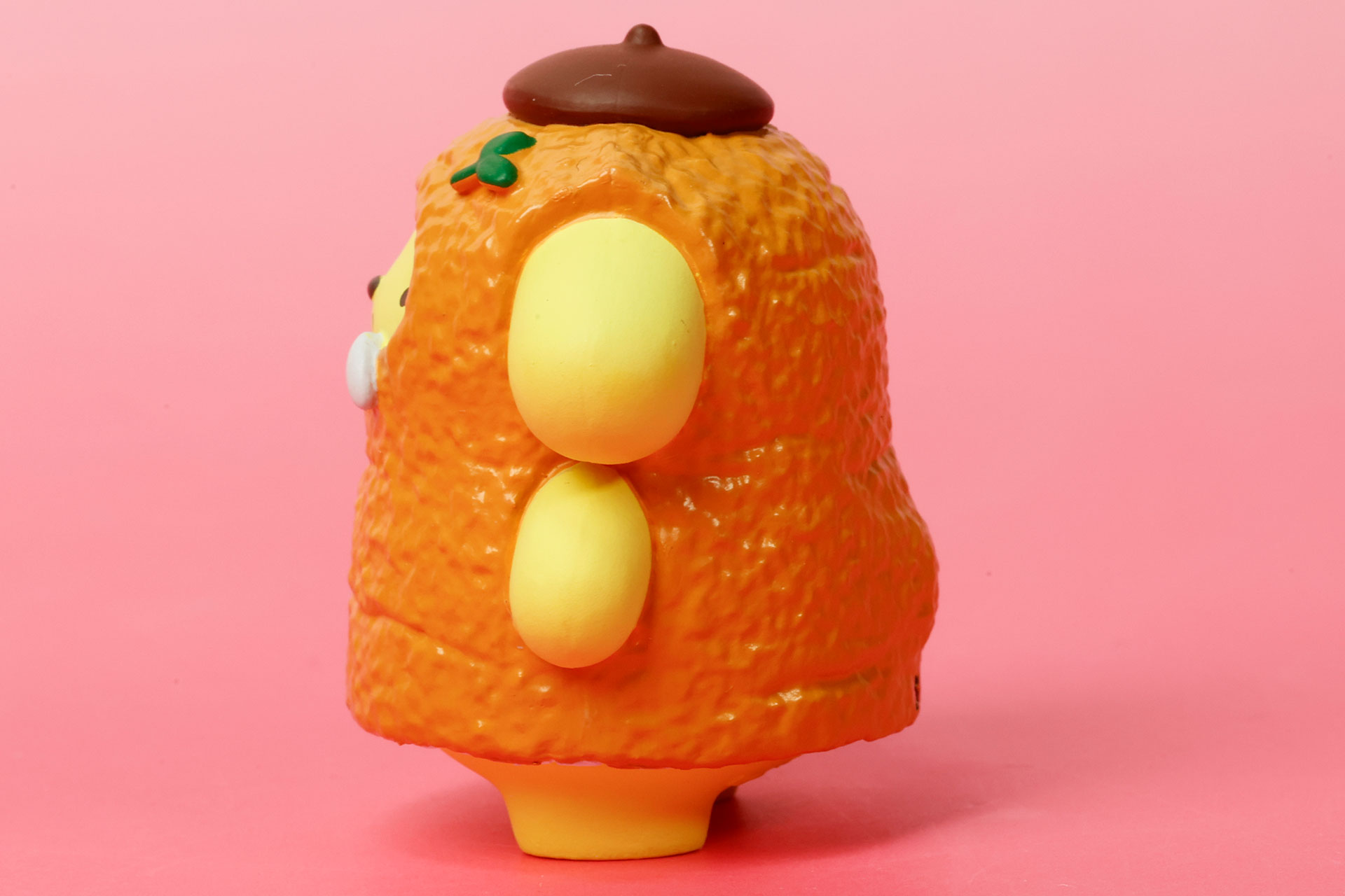 いなりを身につけたポムポムプリンのぽってりと厚みのあるボディ