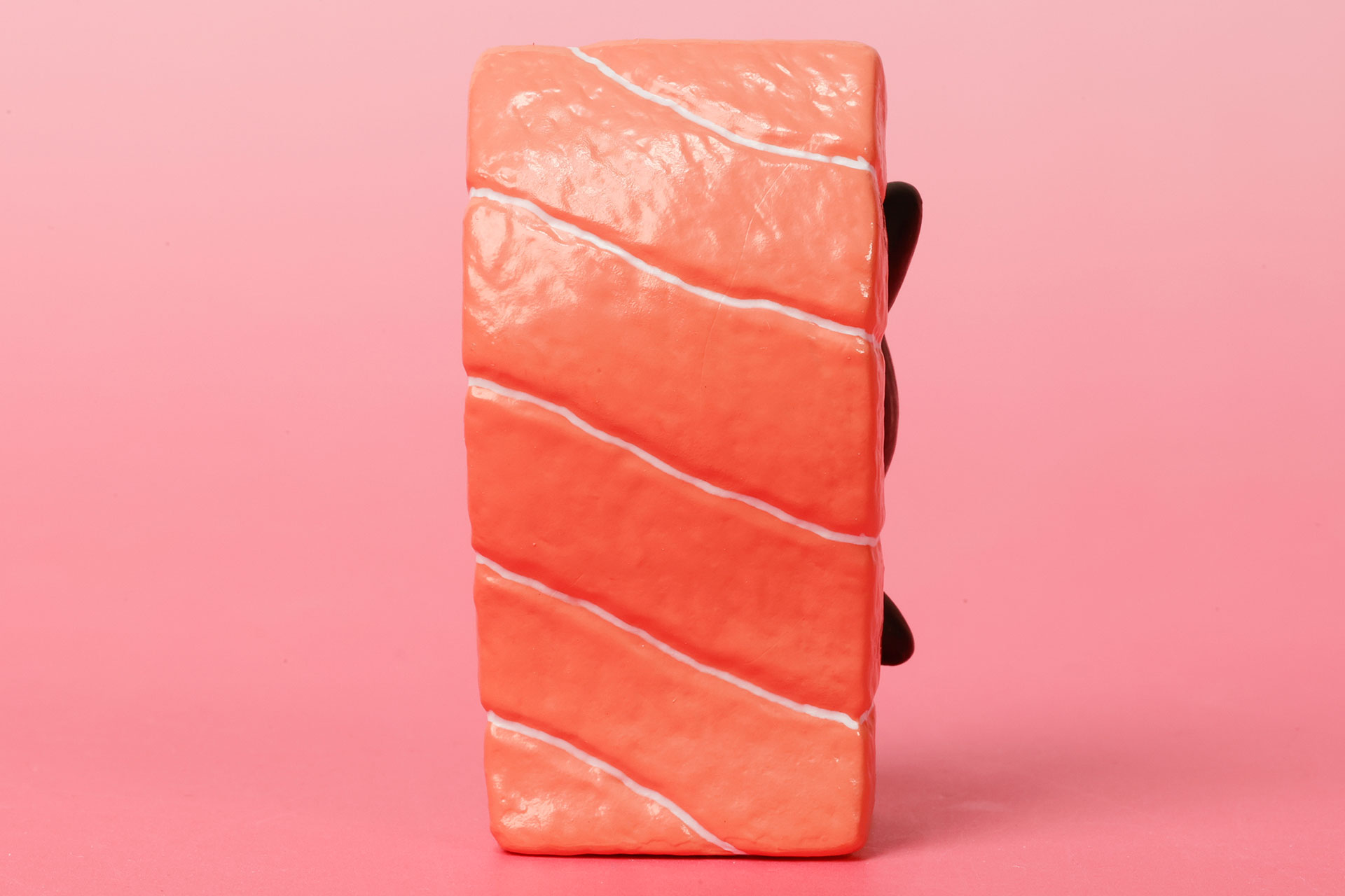 後ろからだと一見お寿司のフィギュアのように見える